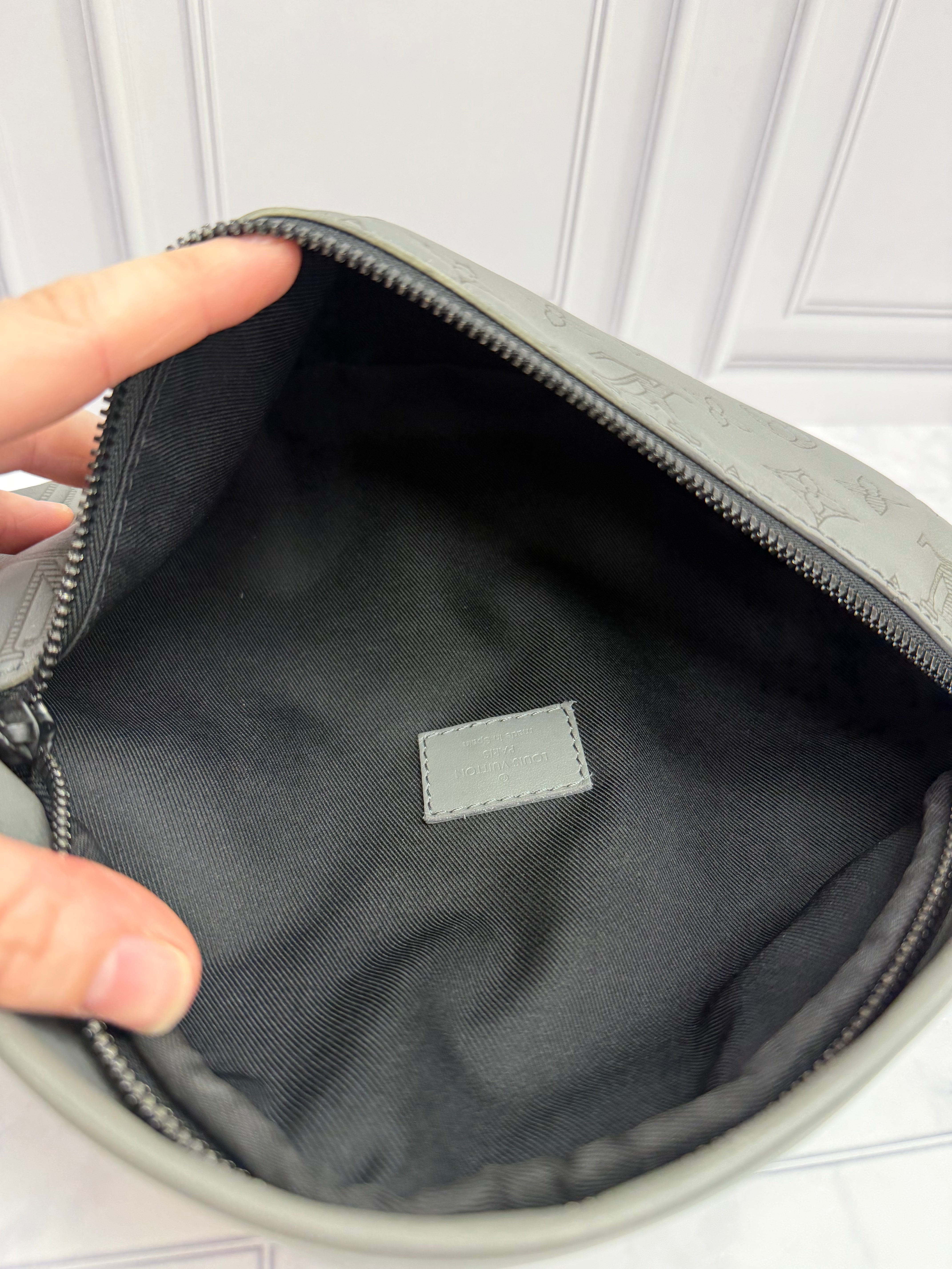 *DONS DROP* Louis Vuitton Grey Monogram Shadow Leather Discovery Bumbag