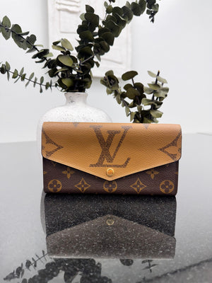 LIKE NEW - Louis Vuitton Reverse Monogram Sarah Wallet