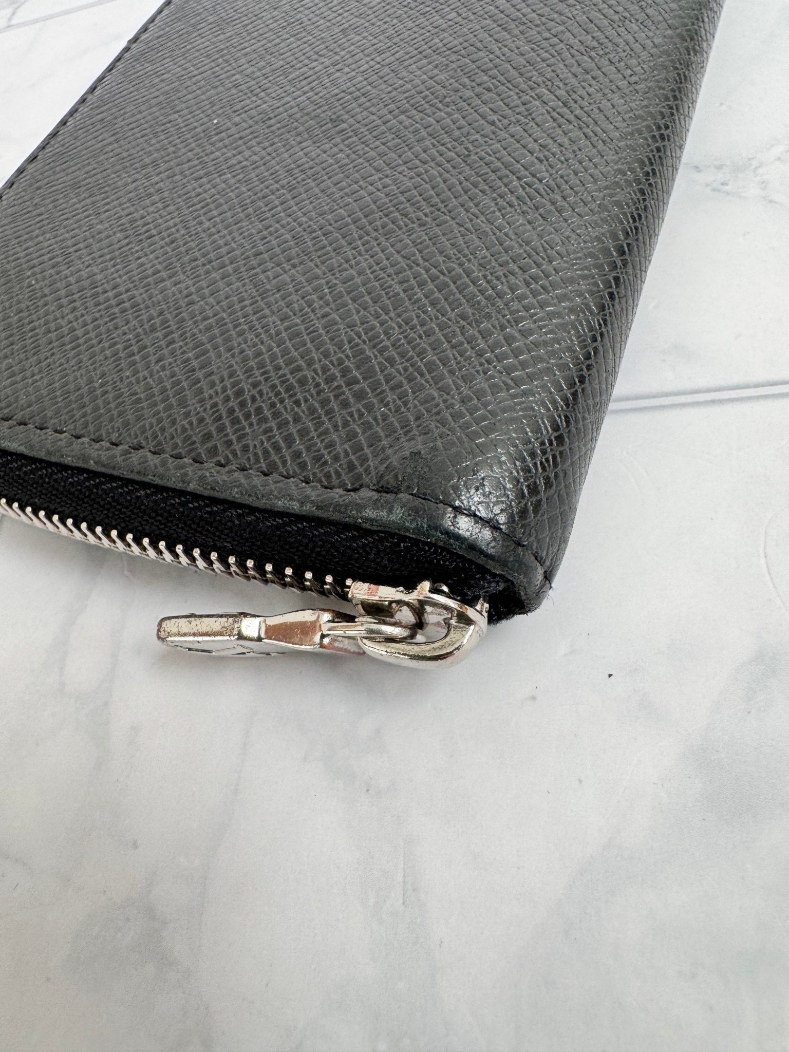Louis Vuitton Black Taiga Leather Zippy Long Wallet