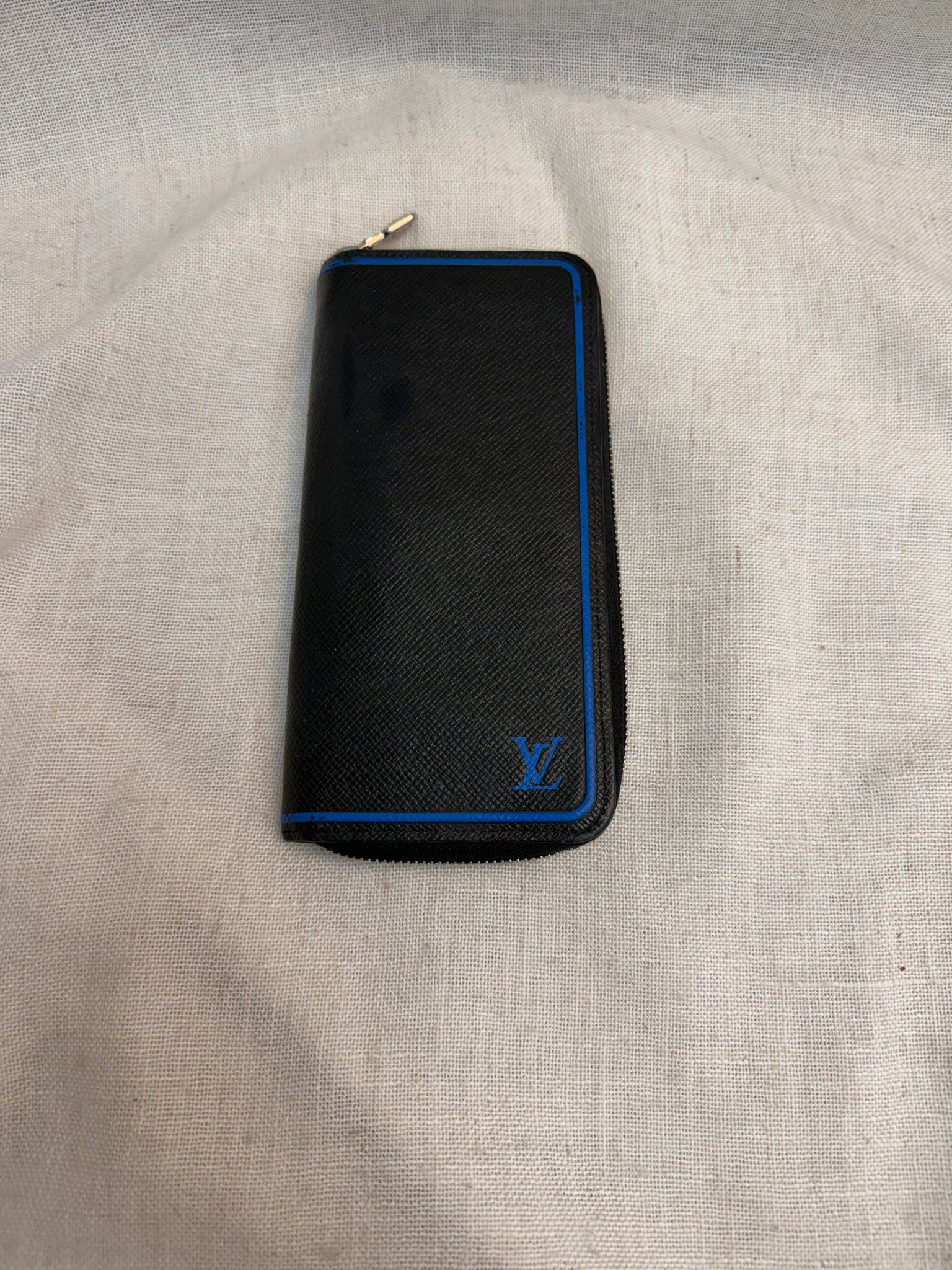 Louis Vuitton Black Leather Taiga Zippy Wallet