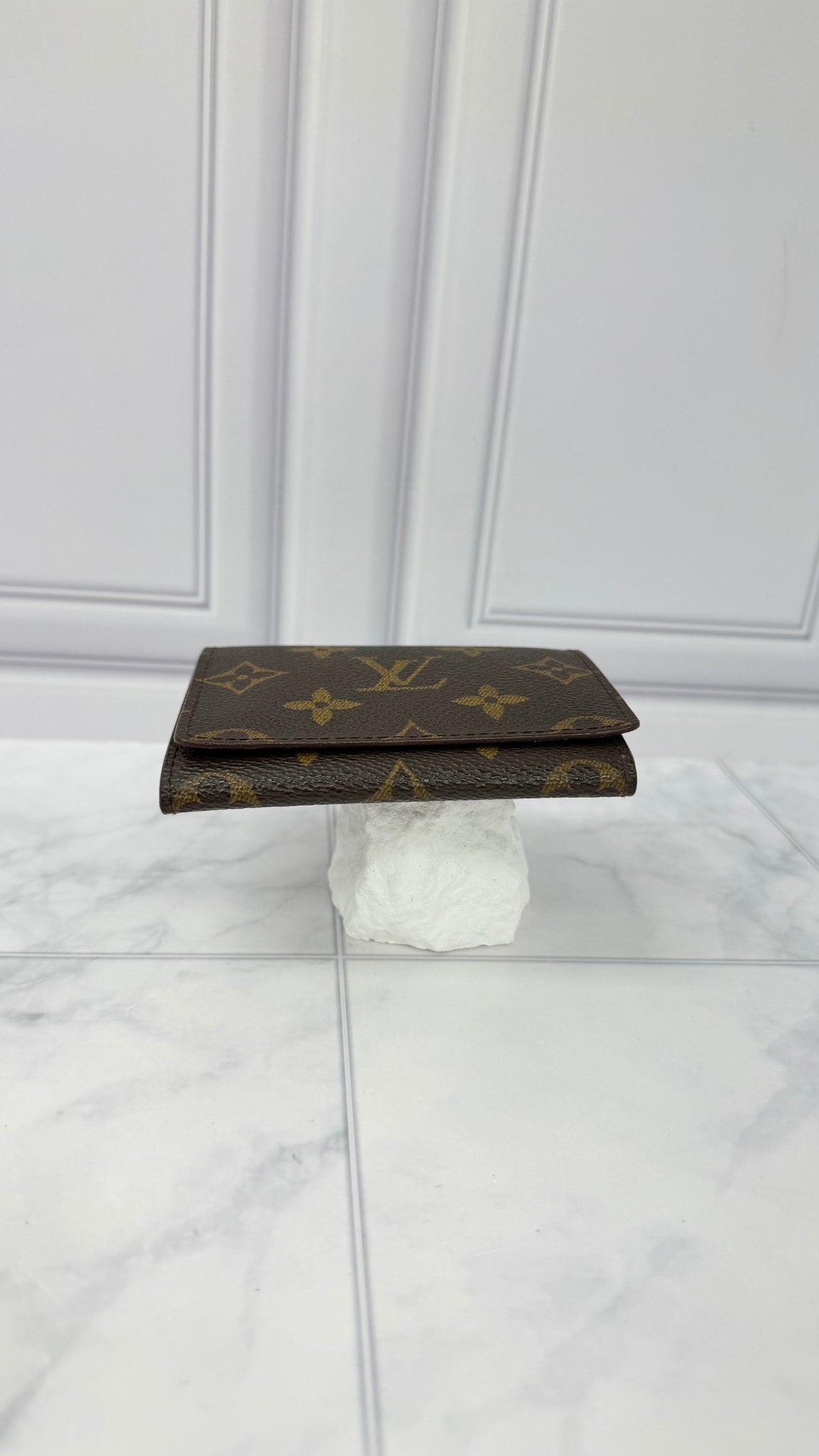 LIKE NEW - Louis Vuitton Monogram Card Case 