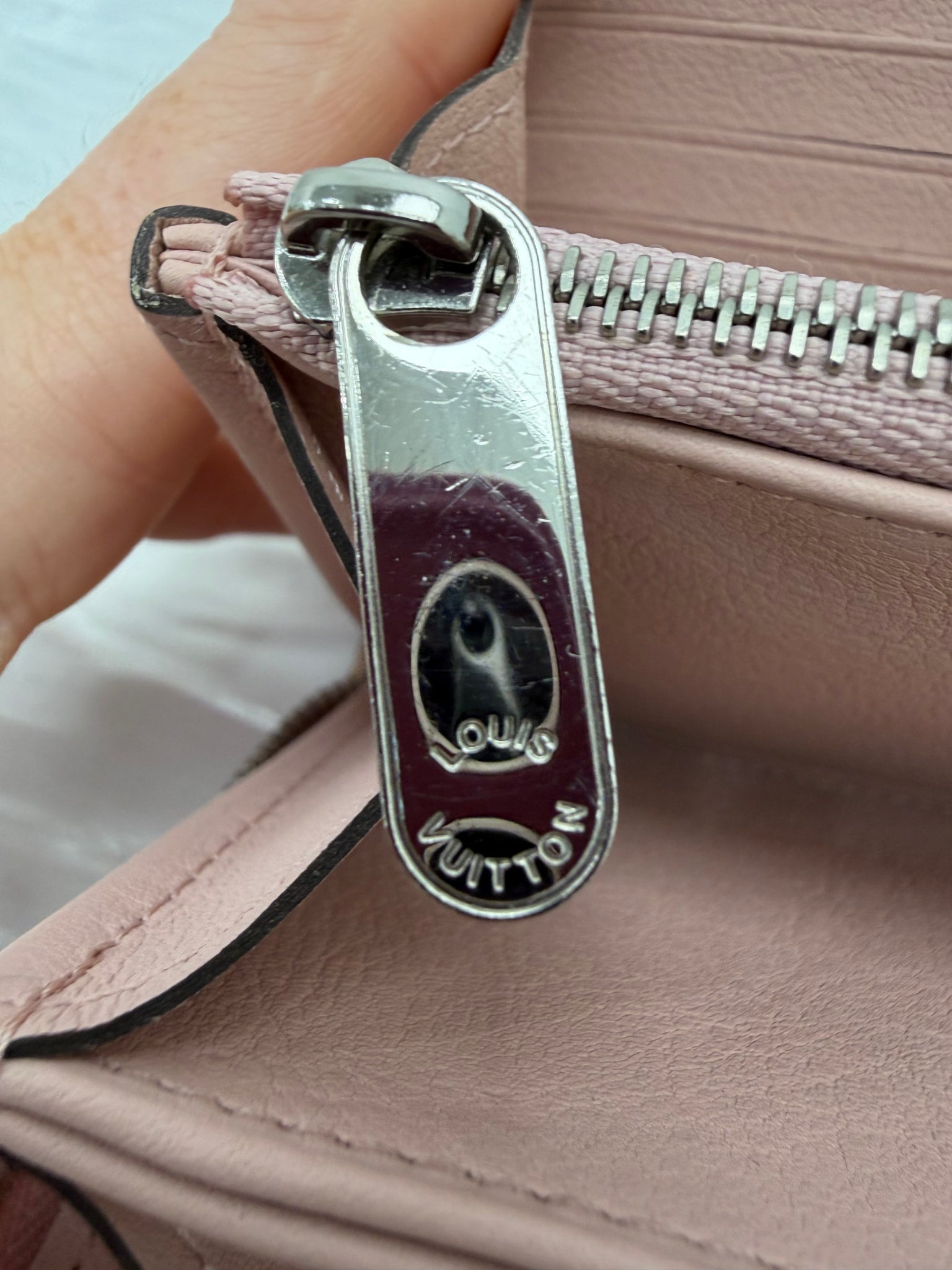  Louis Vuitton Dusty Rose Mahina Leather Zippy Wallet