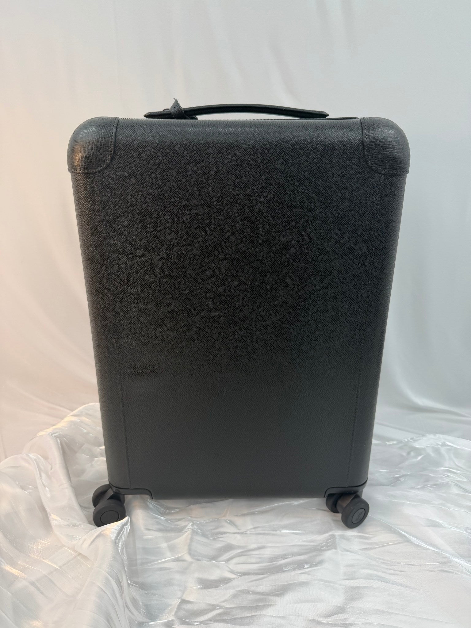 Louis Vuitton Black Leather Taiga Horizon 55 Roller Bag