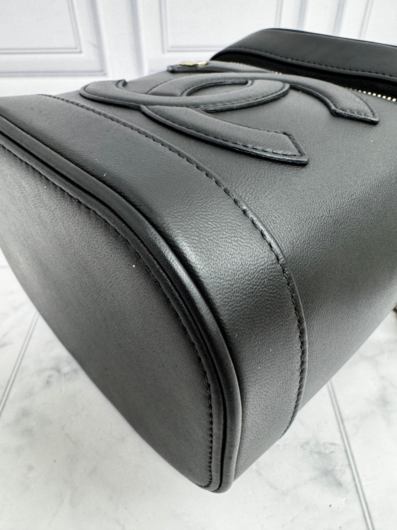 LIKE NEW - Chanel Black Calfskin Leather CC Mania Vanity Case