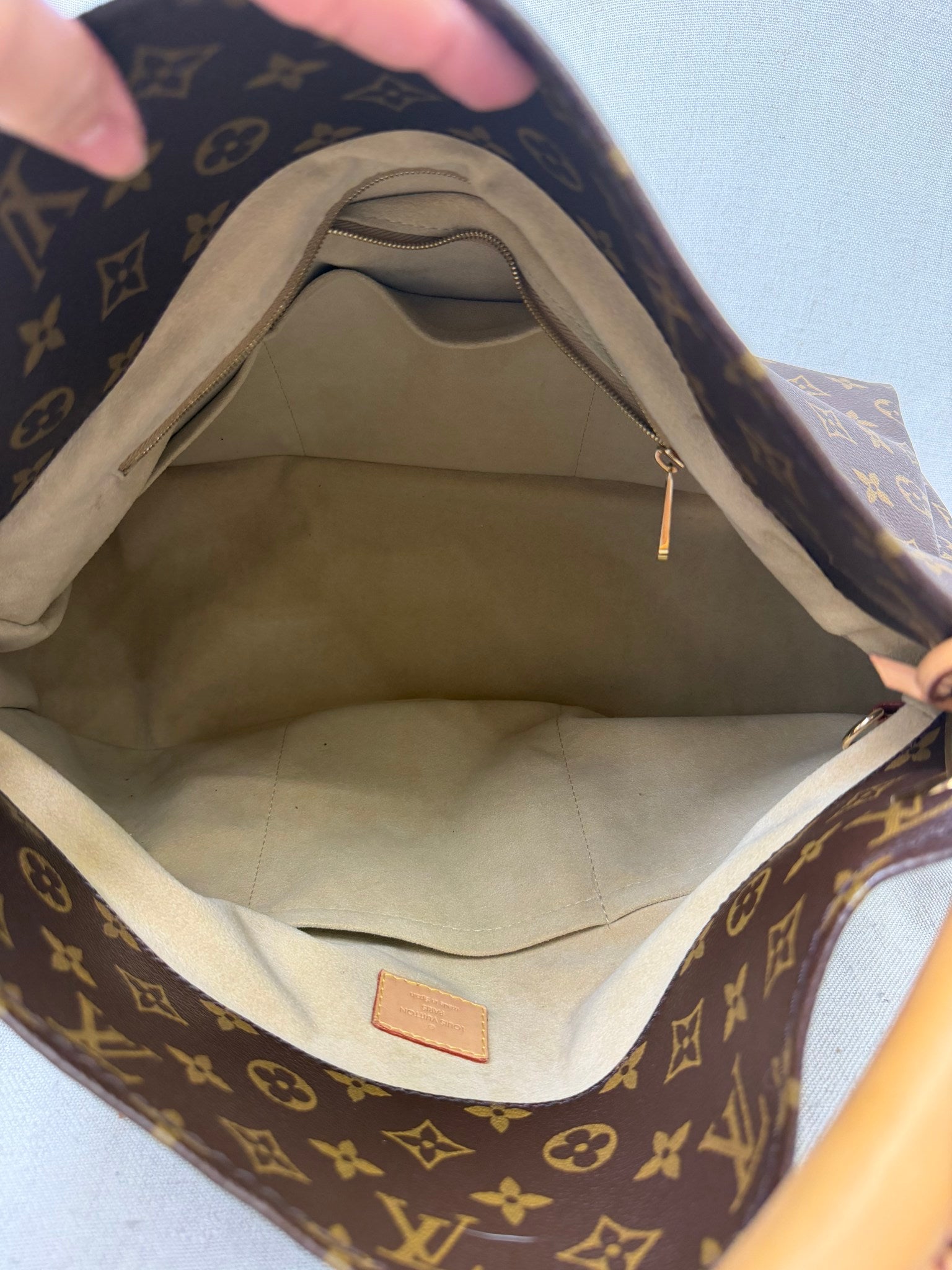 Louis Vuitton Monogram  Artsy MM Bag 