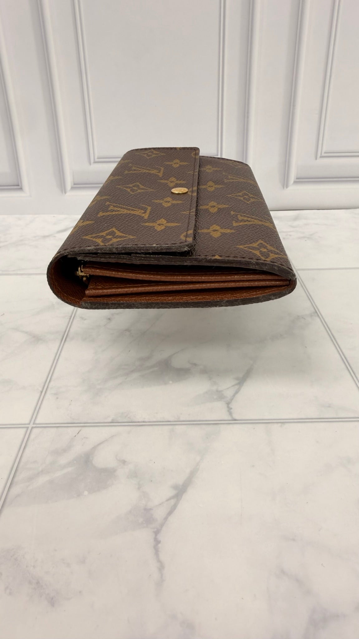 LIKE NEW - Louis Vuitton Monogram Sarah Wallet 