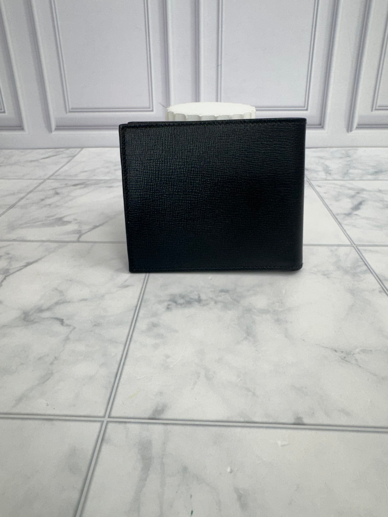LIKE NEW - Gucci Black Grained Leather Bifold Wallet