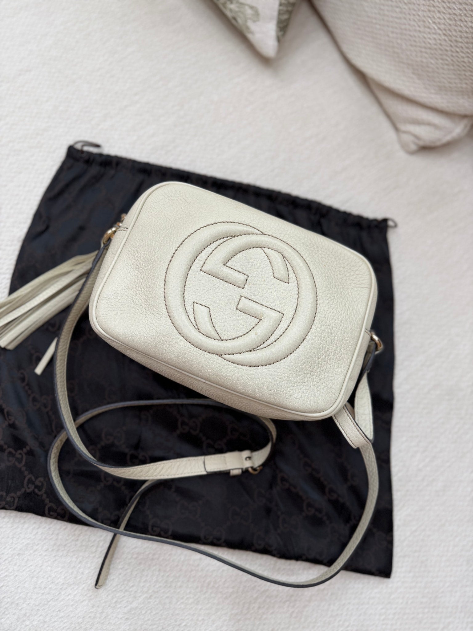 Gucci Cream Pebbled Leather Soho Camera Bag
