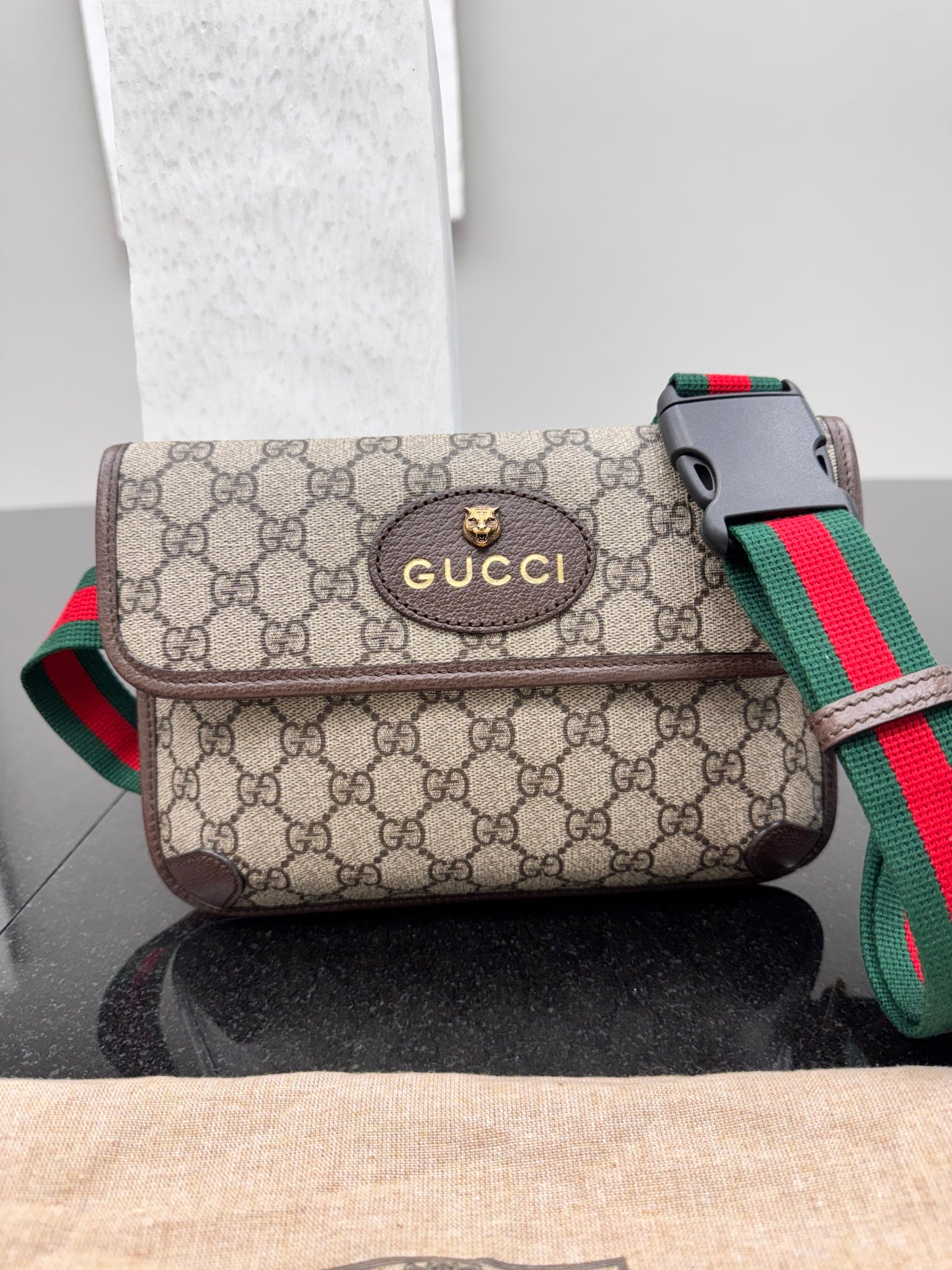 LIKE NEW - Gucci GG Supreme Neo Vintage Belt Bag