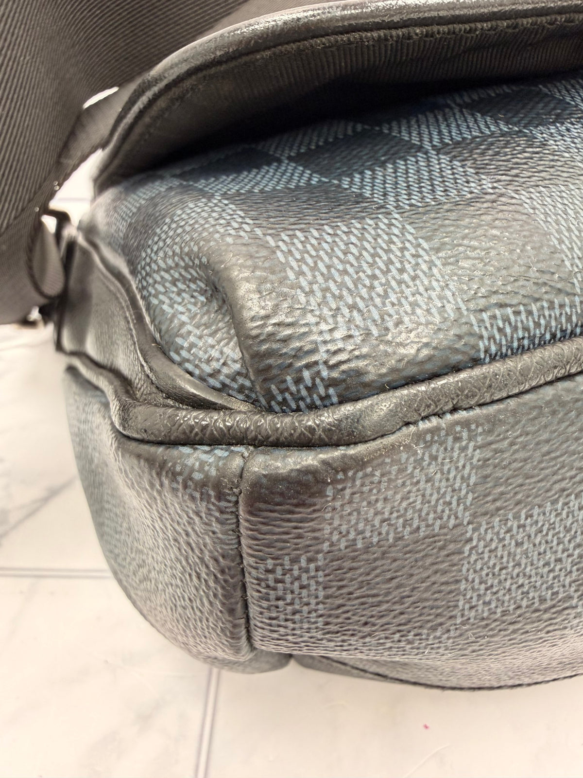 Louis Vuitton Damier Graphite Daniel MM Messenger Bag 