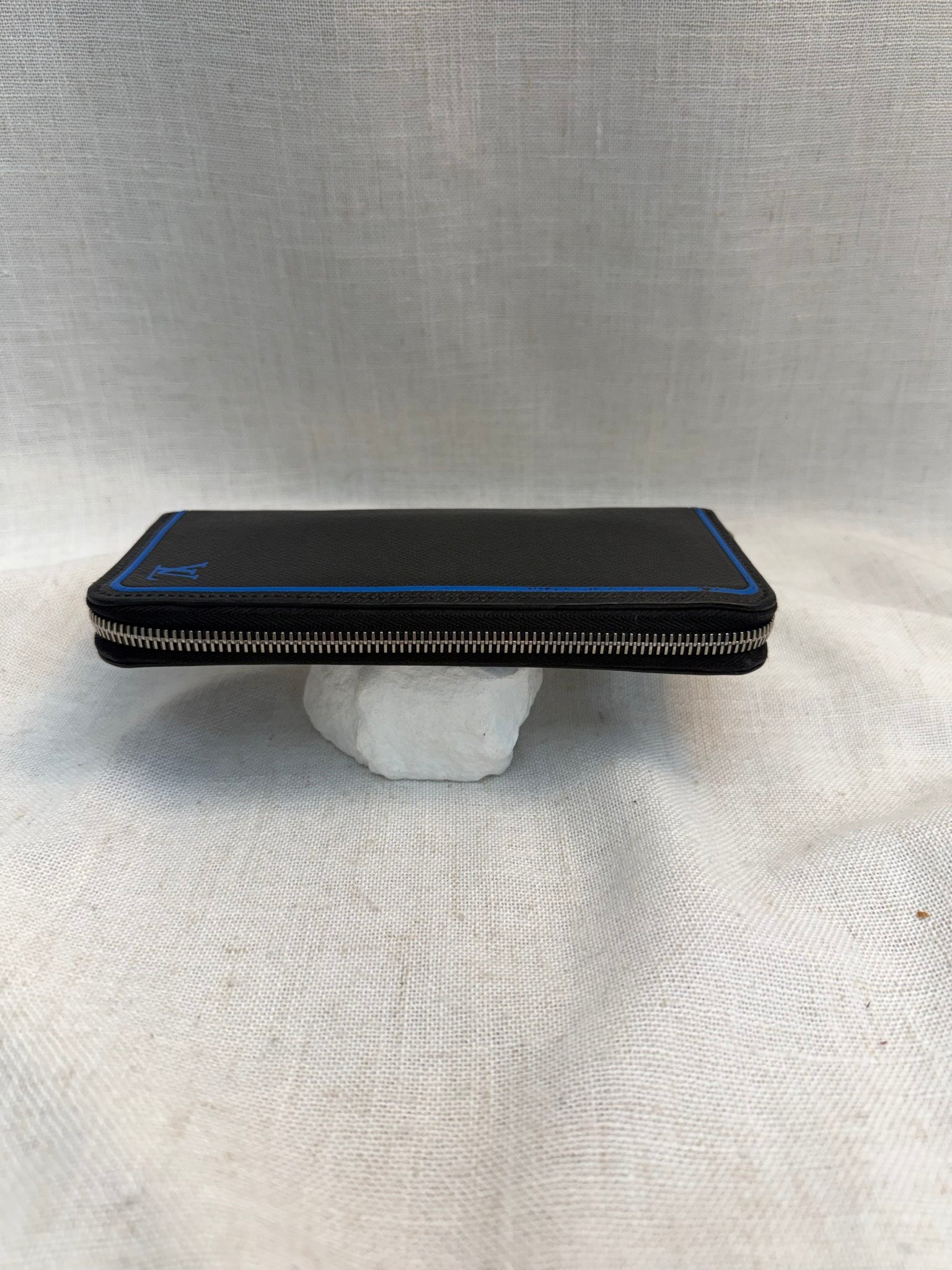 Louis Vuitton Black Leather Taiga Zippy Wallet