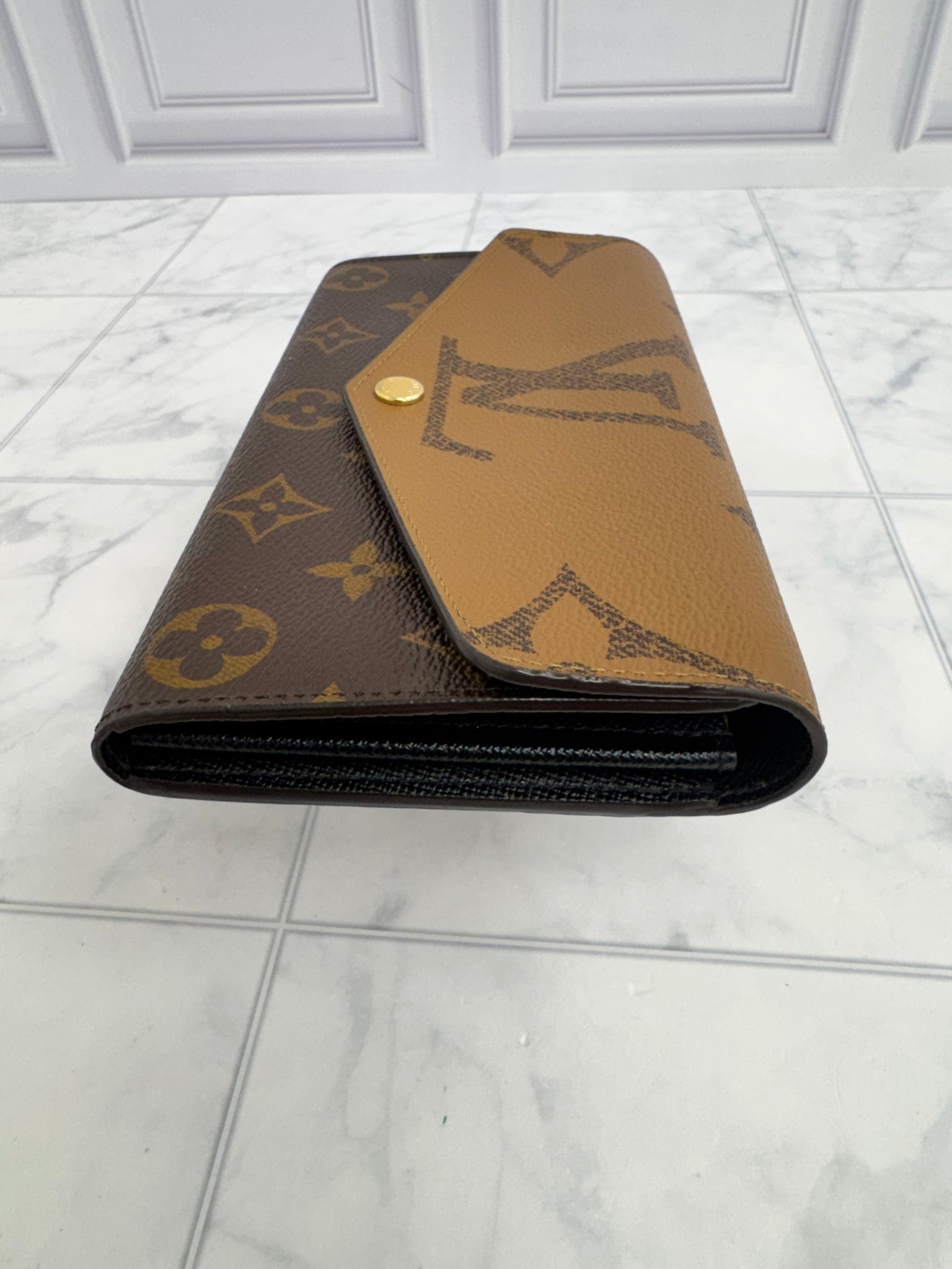 LIKE NEW - Louis Vuitton Reverse Monogram Sarah Wallet