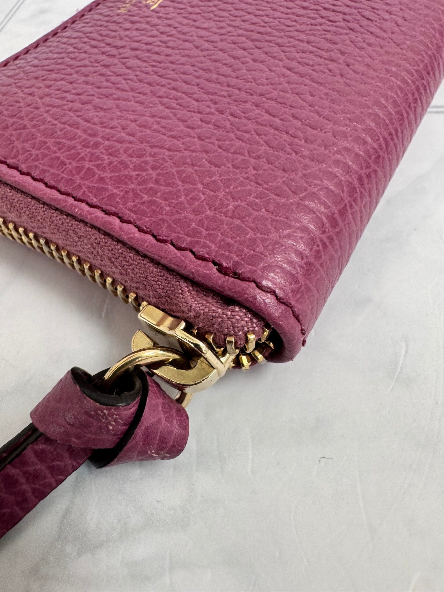 Gucci Fuchsia Grained Leather Swing Compact Zippy Wallet