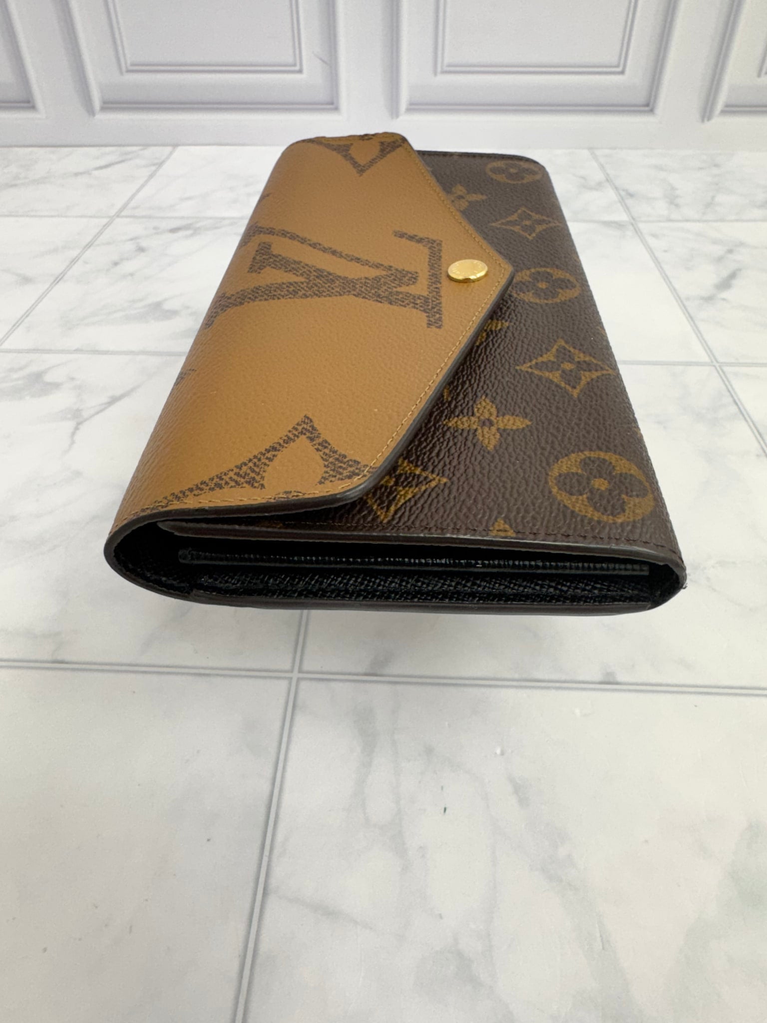 LIKE NEW - Louis Vuitton Reverse Monogram Sarah Wallet