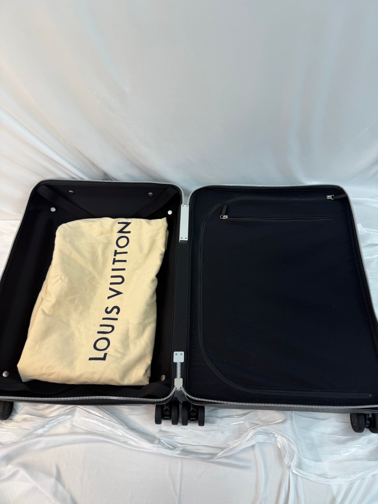 Louis Vuitton Black Leather Taiga Horizon 55 Roller Bag