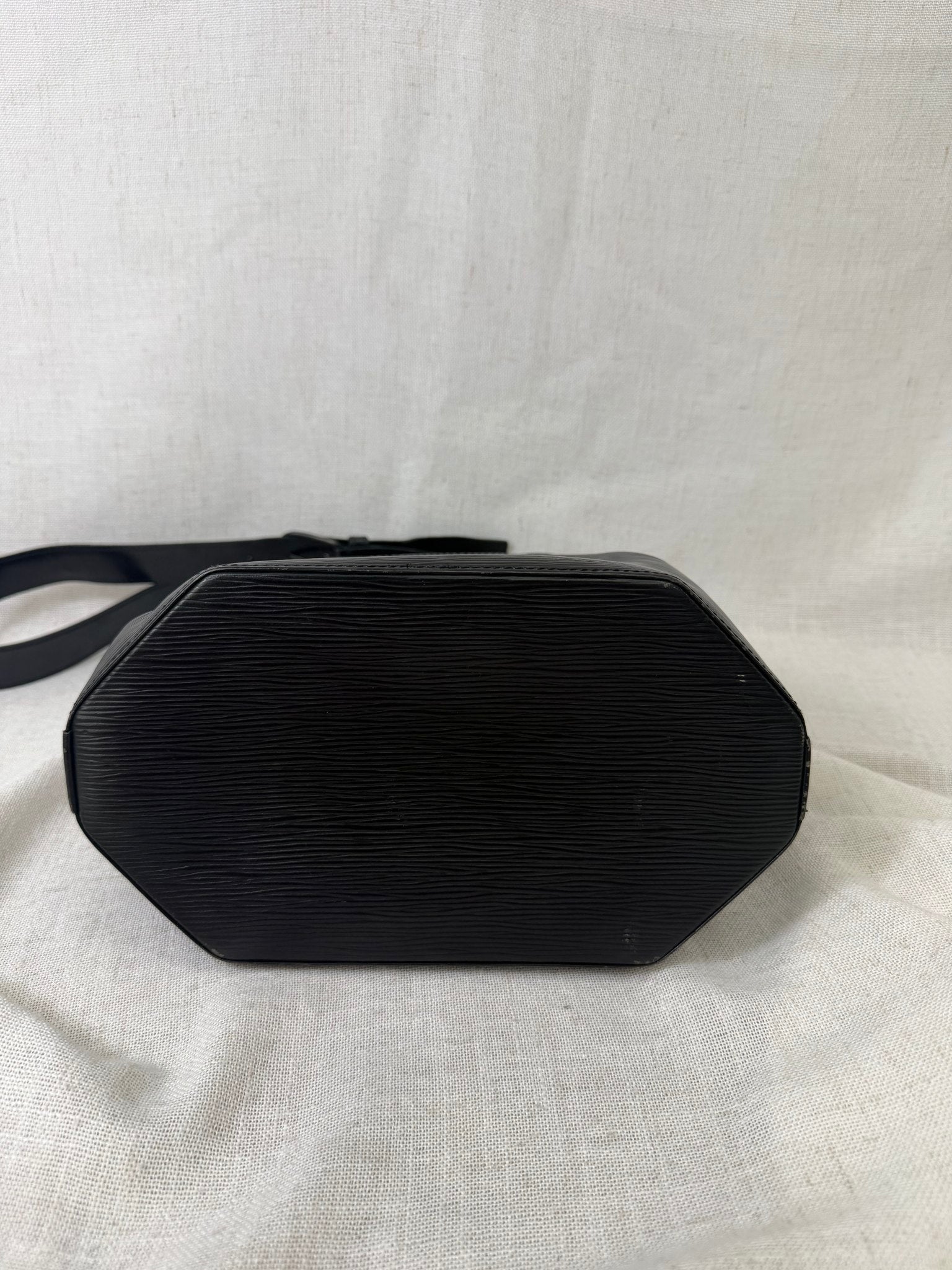 Louis Vuitton Black Epi Leather Sac D'Epaile PM Shoulder Bag 