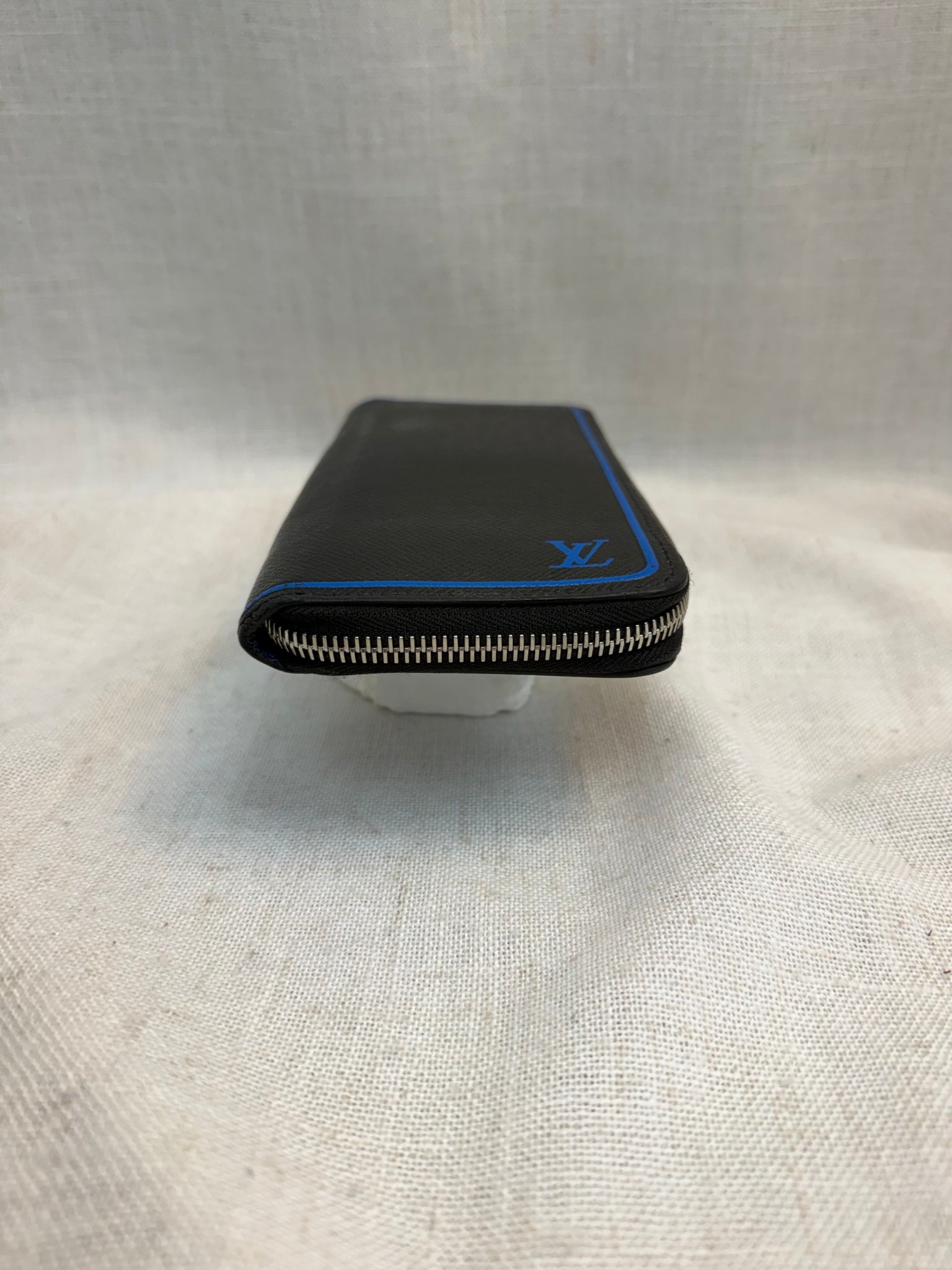 Louis Vuitton Black Leather Taiga Zippy Wallet