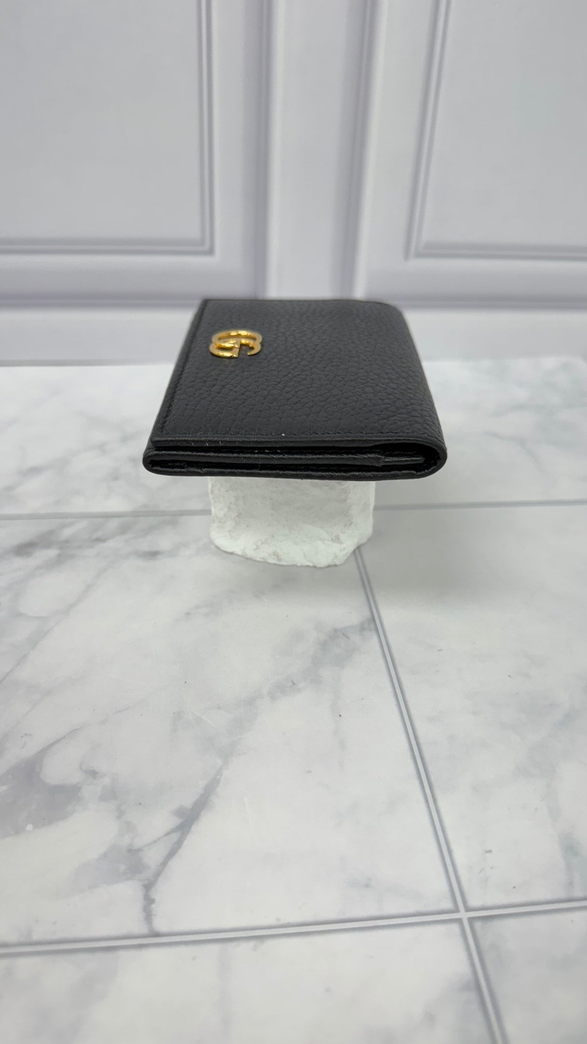 LIKE NEW - Gucci Black Grained Leather Compact Wallet 