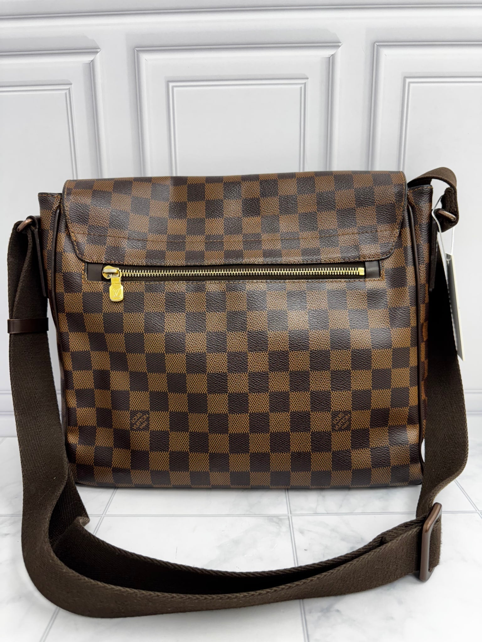 Louis Vuitton Damier Ebene District MM