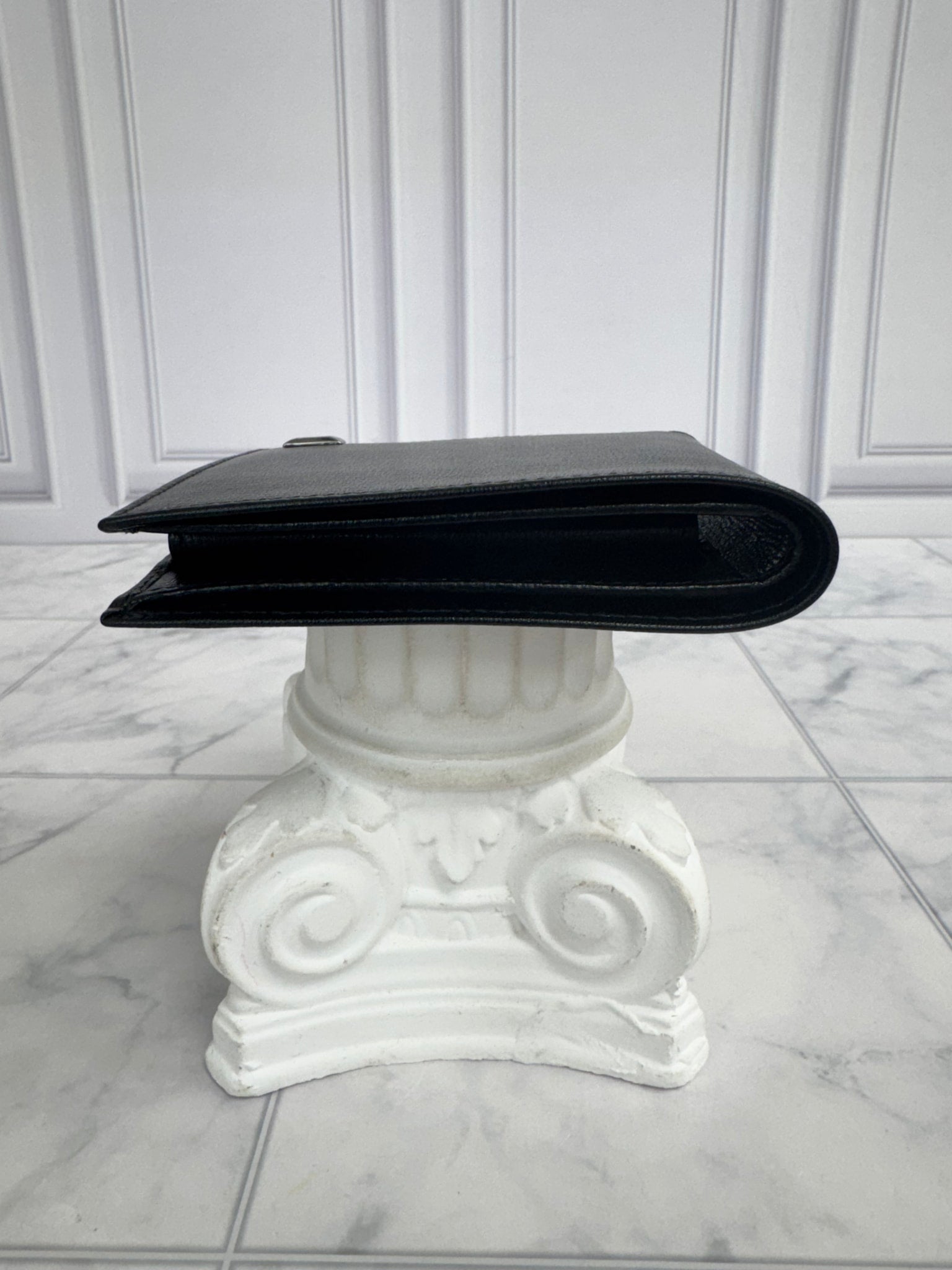 LIKE NEW - Gucci Black Grained Leather Bifold Wallet