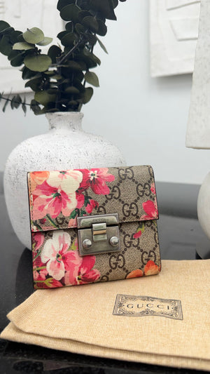 Gucci GG Supreme Blooms Padlock Compact Wallet