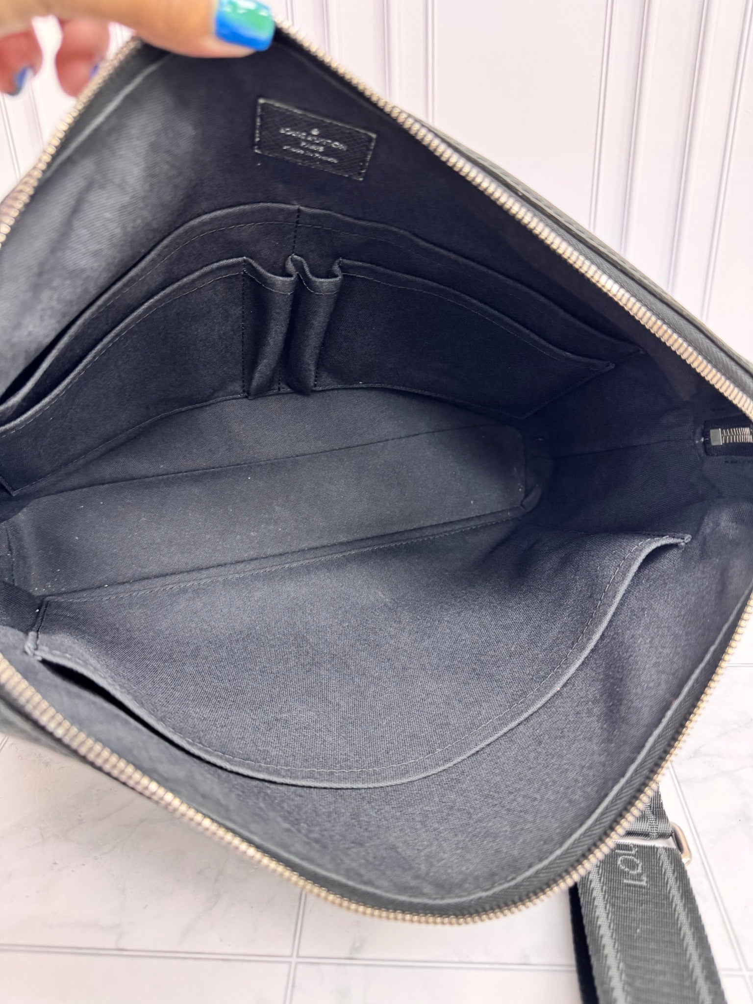 Louis Vuitton Black Taiga Grigori Messenger Bag MM