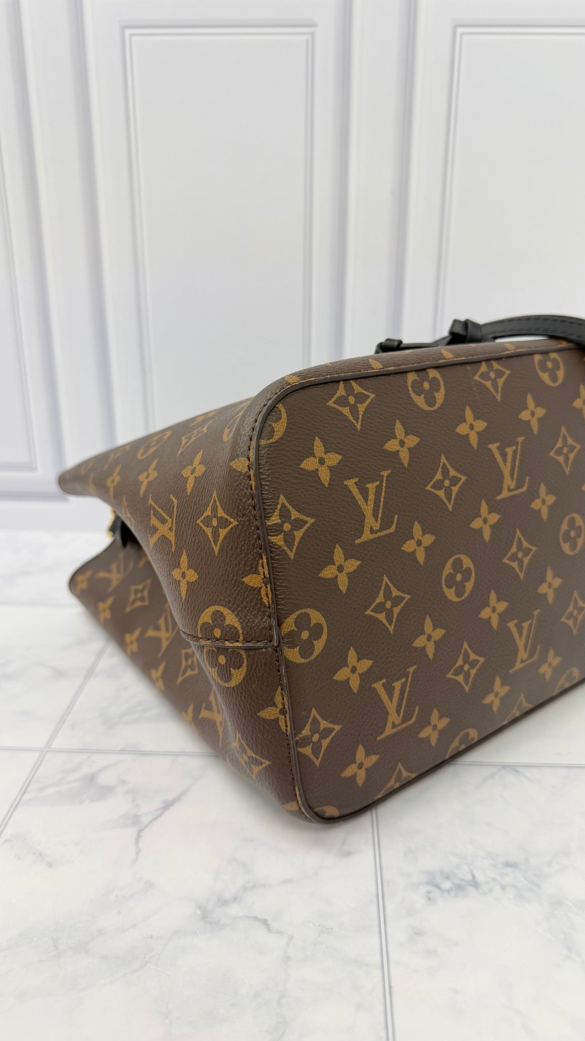 LIKE NEW - Louis Vuitton Monogram NeoNoe MM Bucket Shoulder Bag 