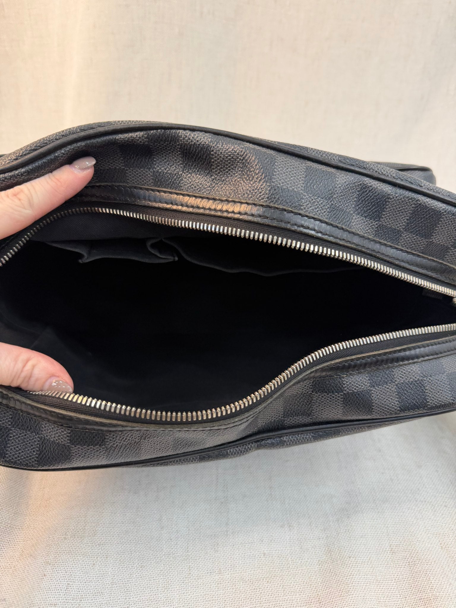 Louis Vuitton Damier Graphite Leoh Messenger Bag