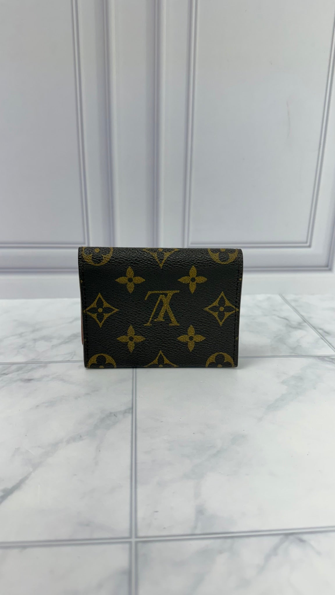 LIKE NEW - Louis Vuitton Monogram Card Case 