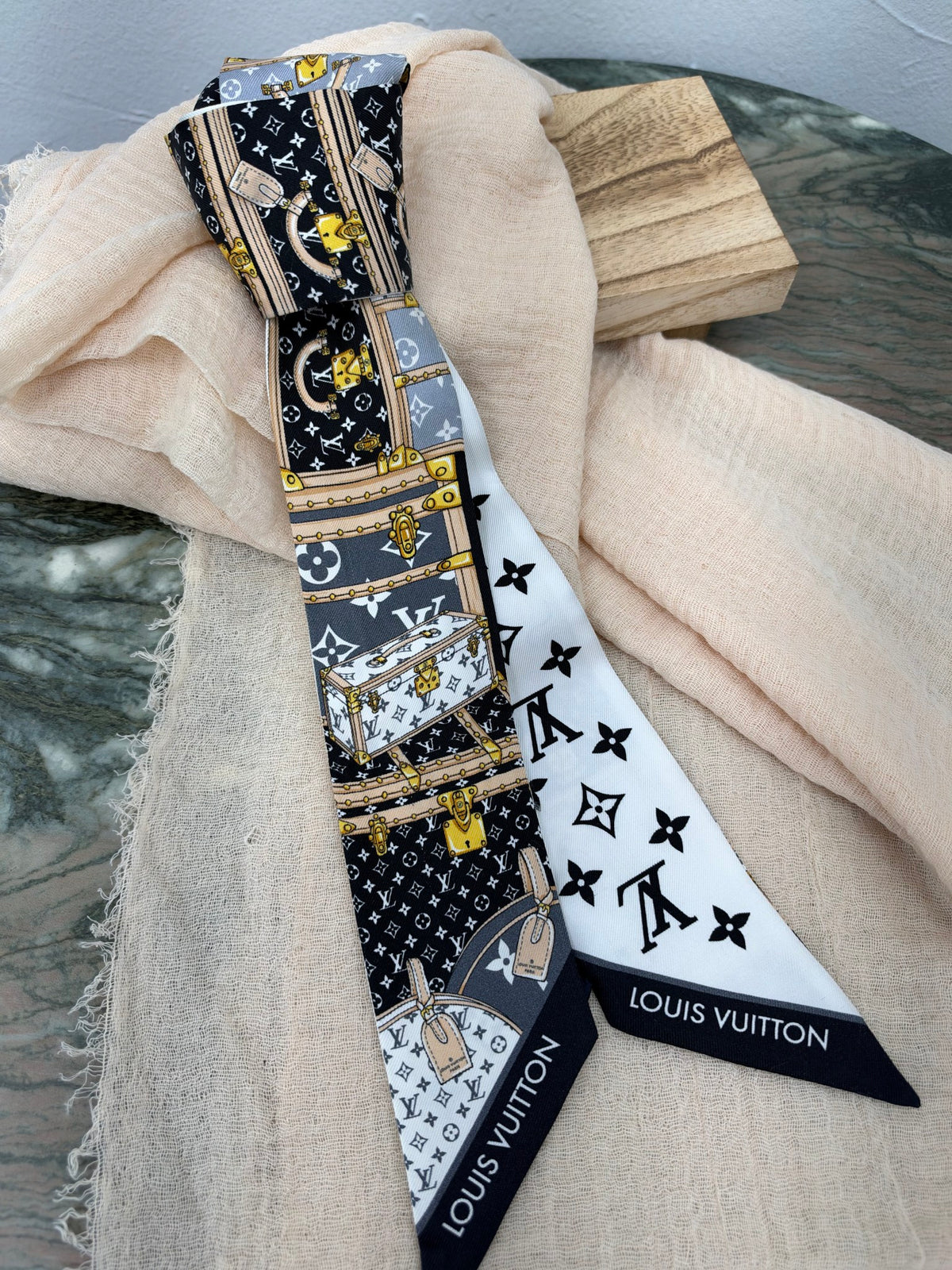 LIKE NEW - Louis Vuitton Multicolor Silk Twilly