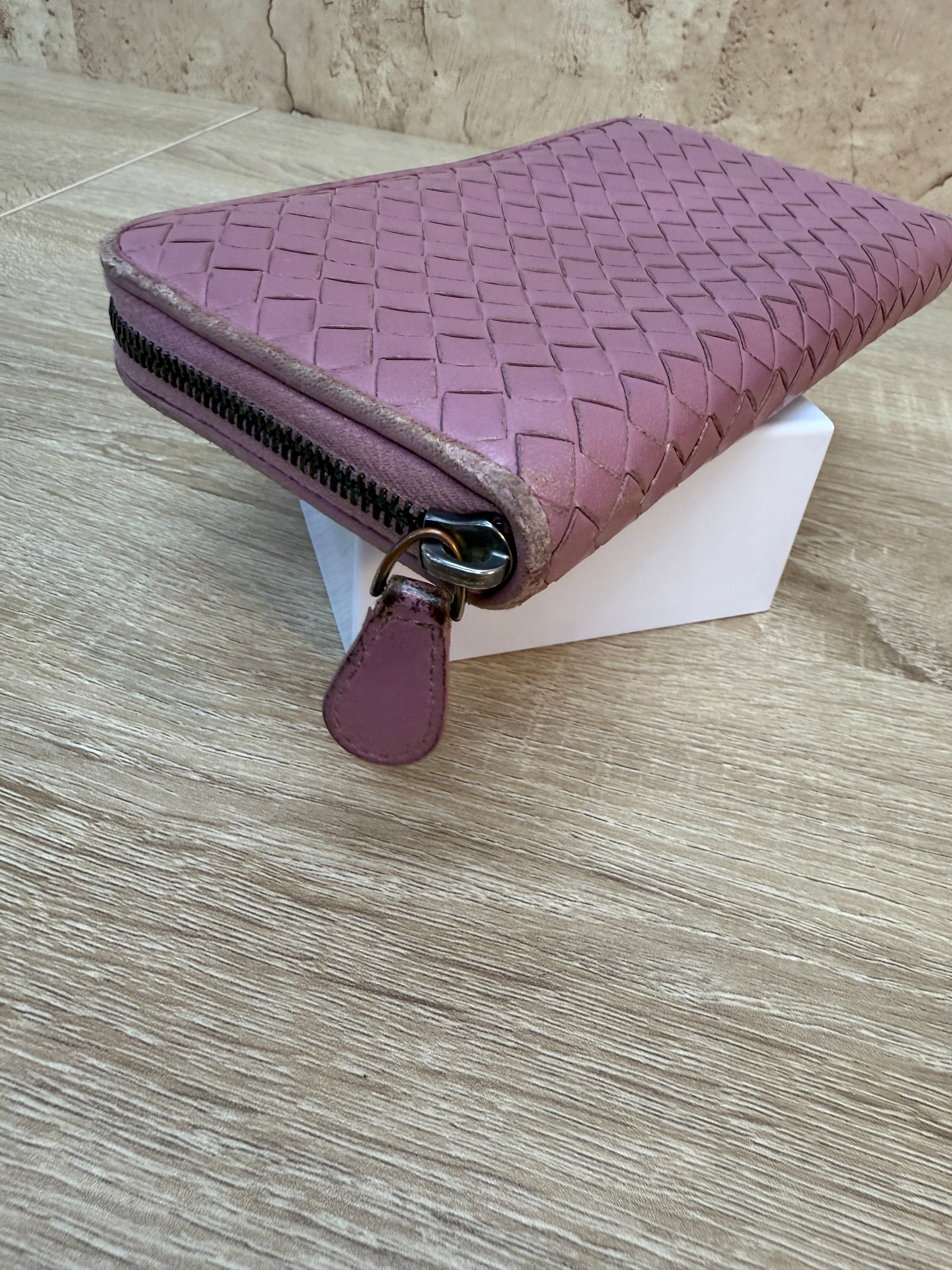 Bottega Veneta Mauve Intrecciato Leather Zippy Wallet