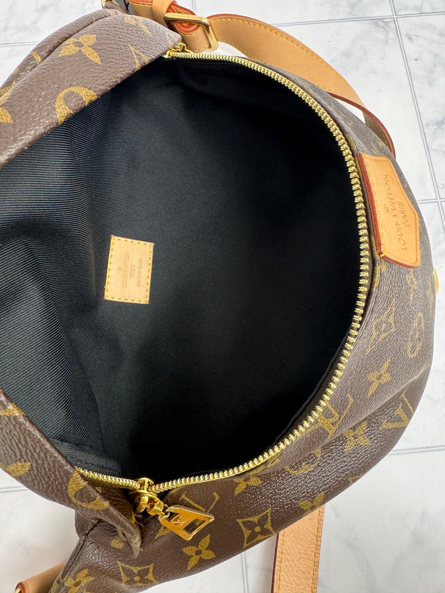 LIKE NEW - Louis Vuitton Monogram Bumbag
