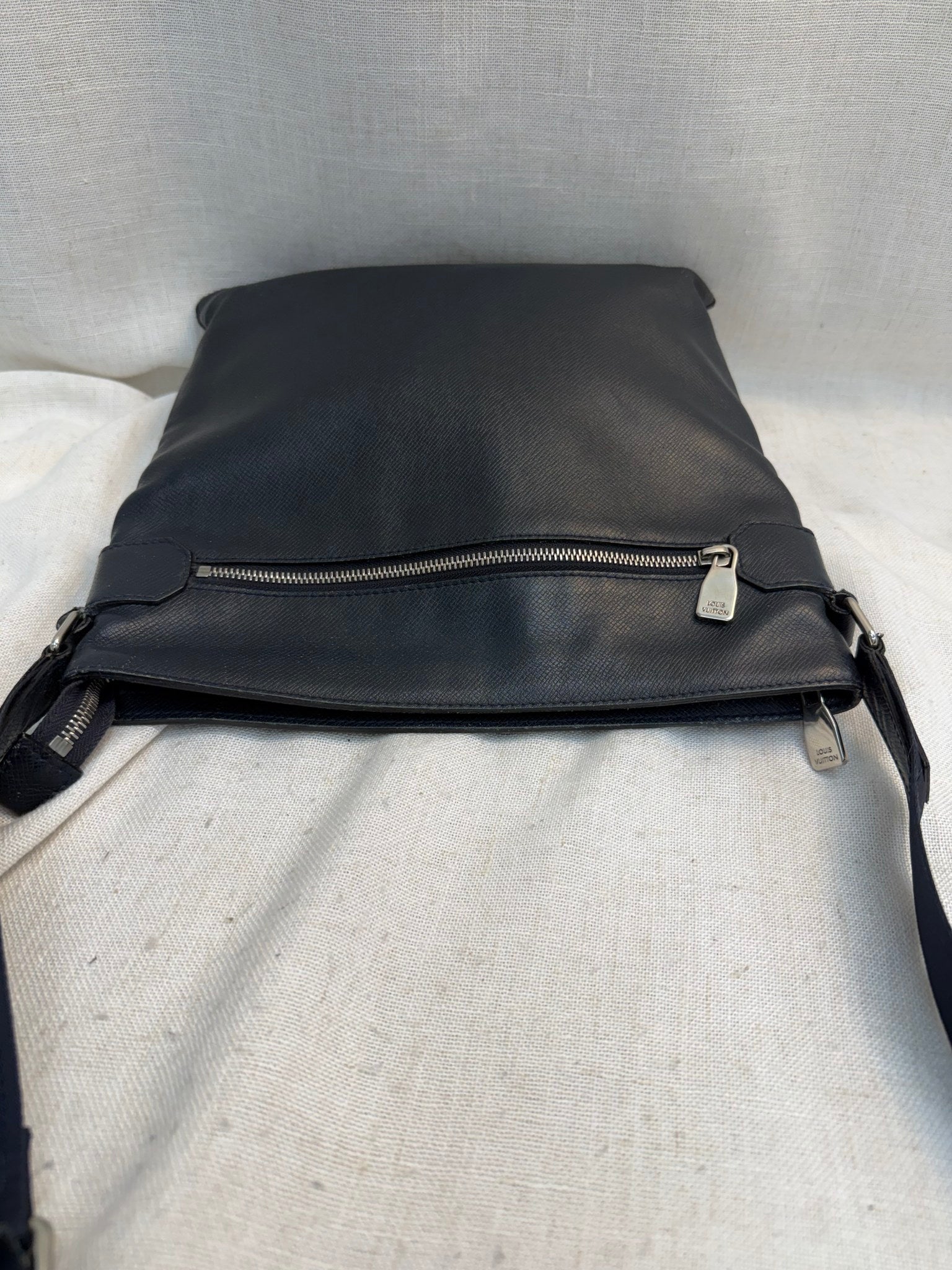 Louis Vuitton Navy Leather Taiga Sasha Messenger Bag