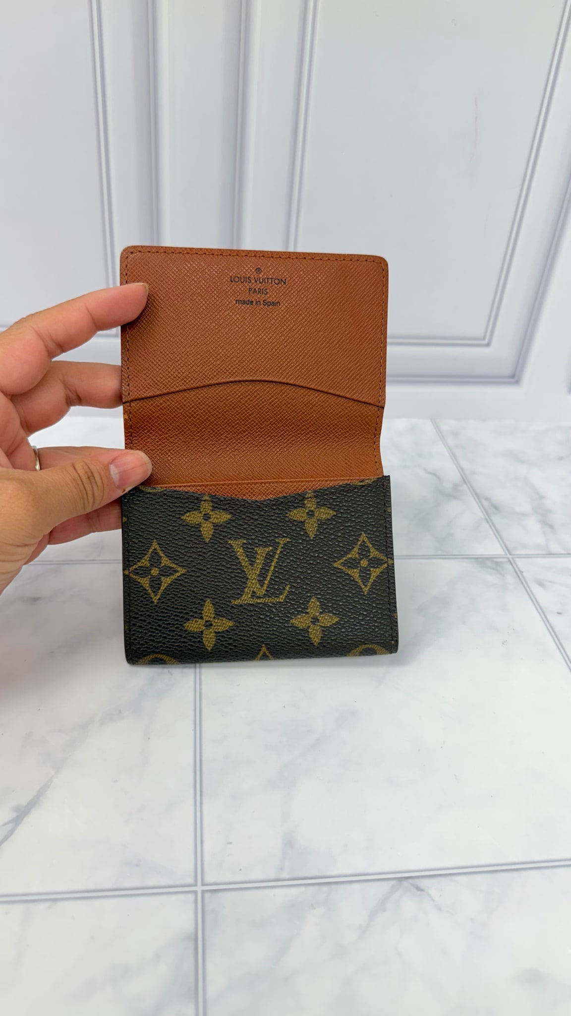 LIKE NEW - Louis Vuitton Monogram Card Case 