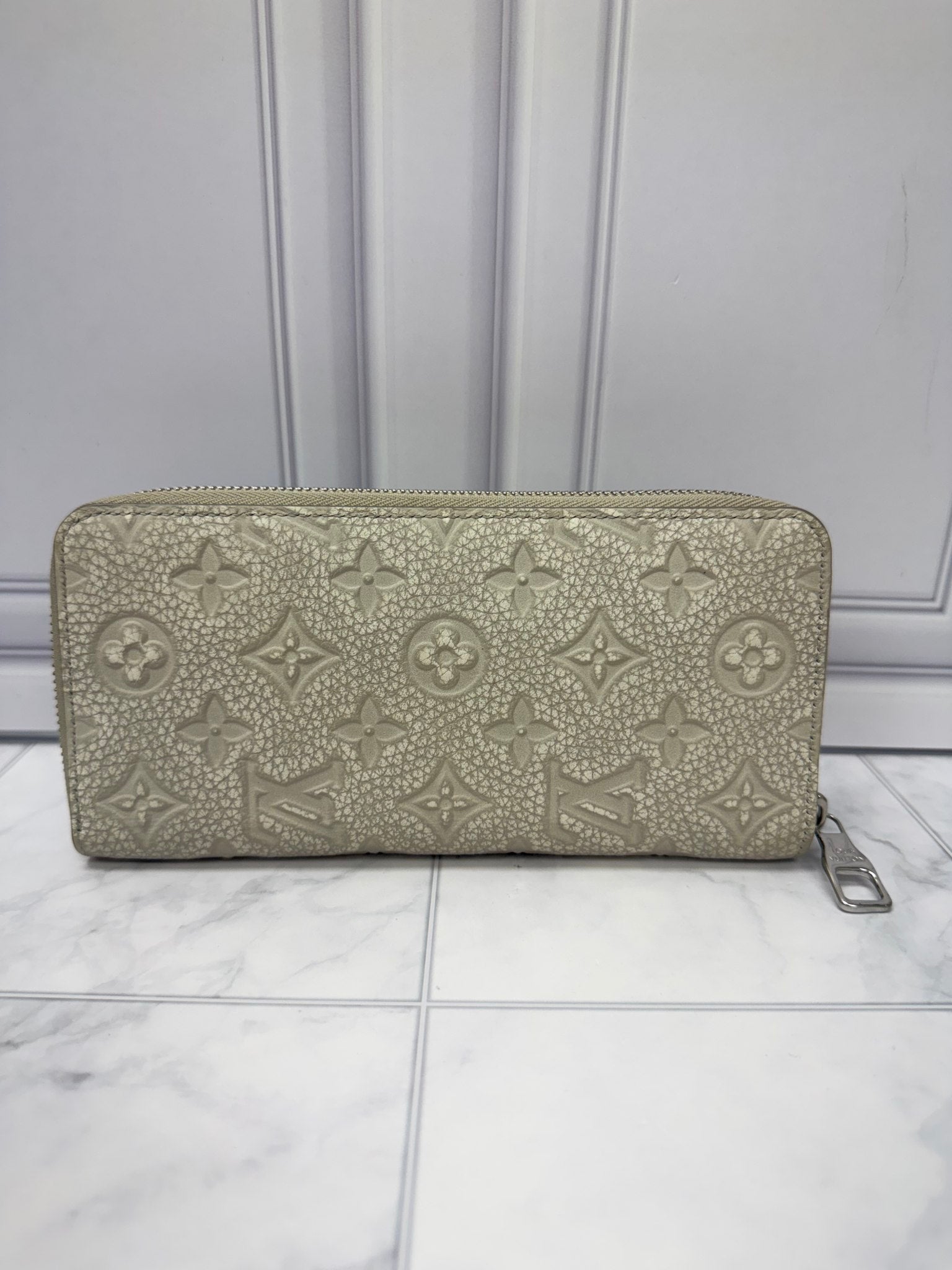 LIKE NEW - Louis Vuitton Monogram Grey Taurillon Leather Climbing Zippy Wallet 
