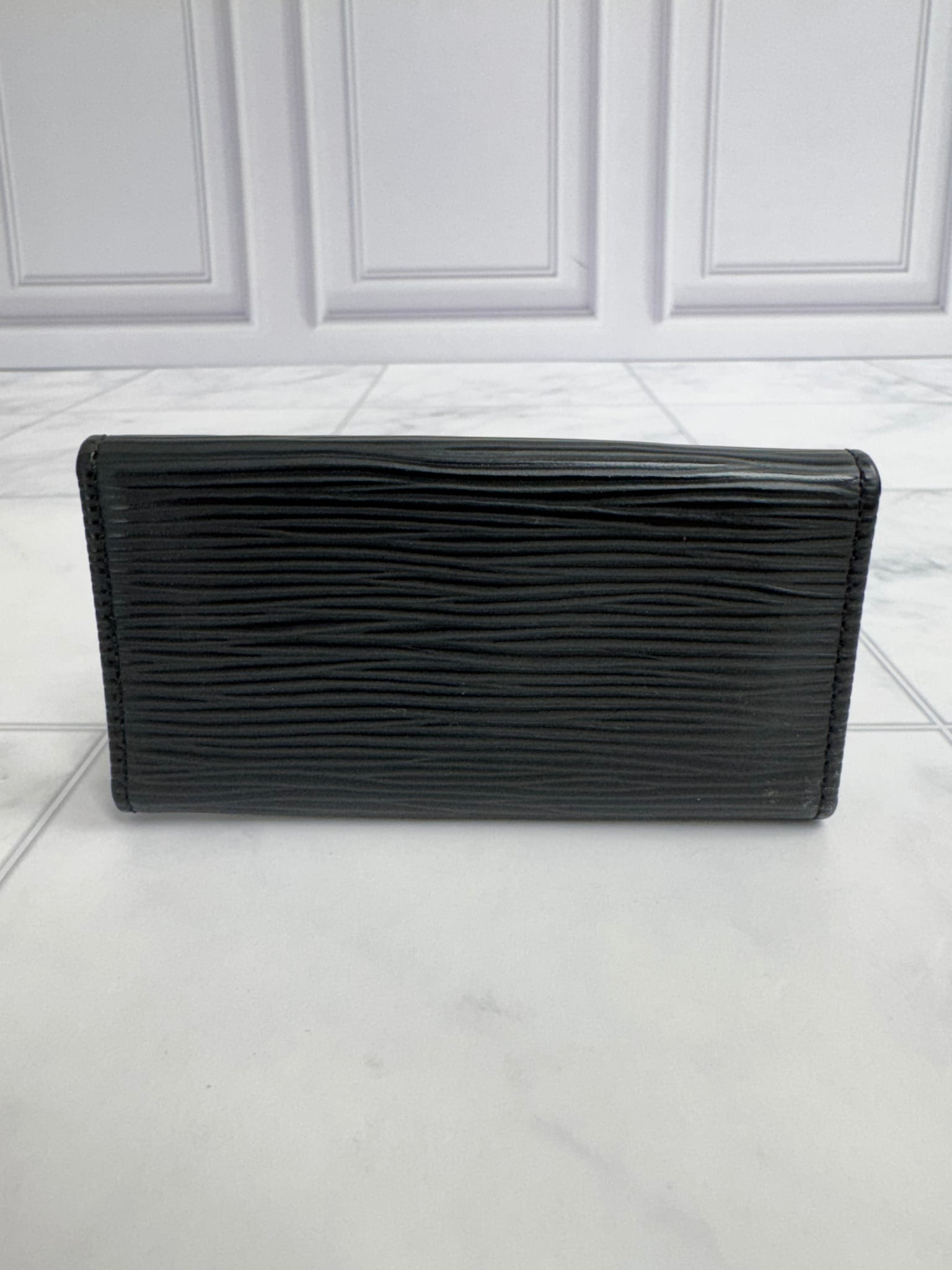 LIKE NEW - Louis Vuitton Black Epi Leather 4 Key Holder