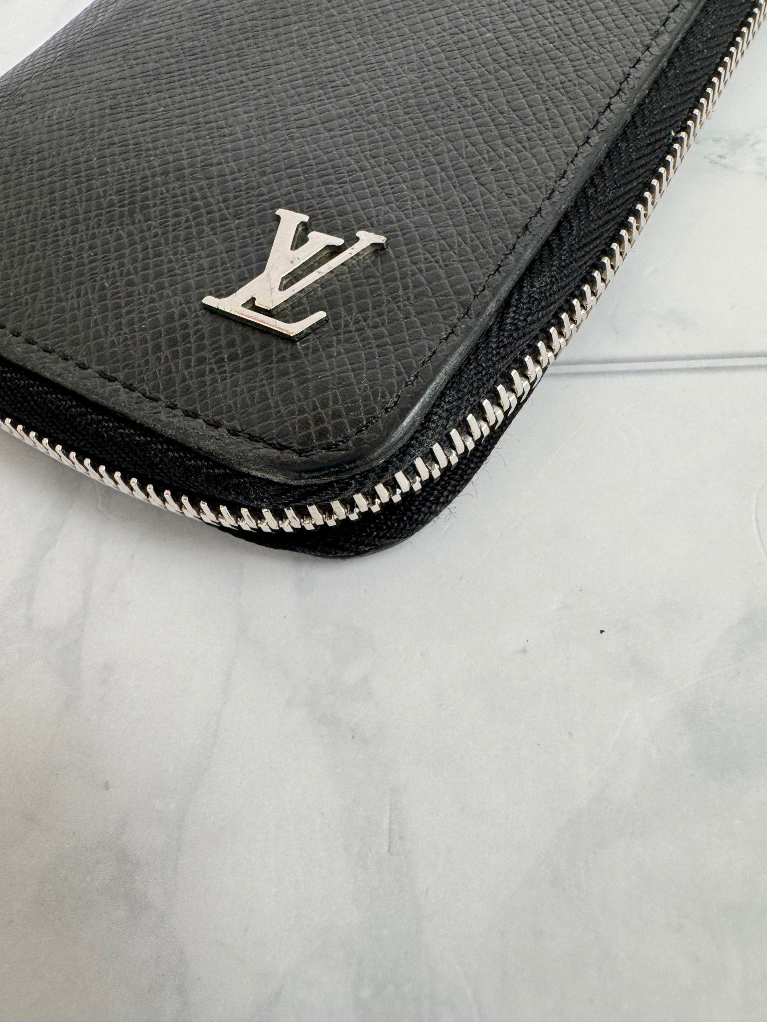 Louis Vuitton Black Taiga Leather Zippy Long Wallet