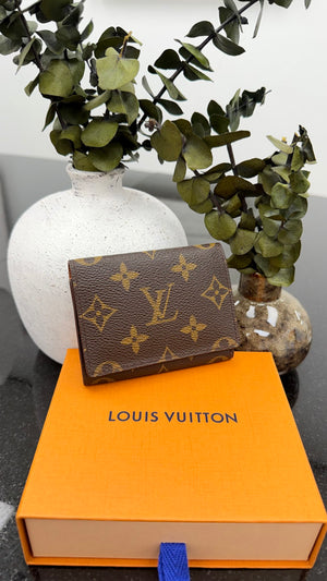 LIKE NEW - Louis Vuitton Monogram Card Case