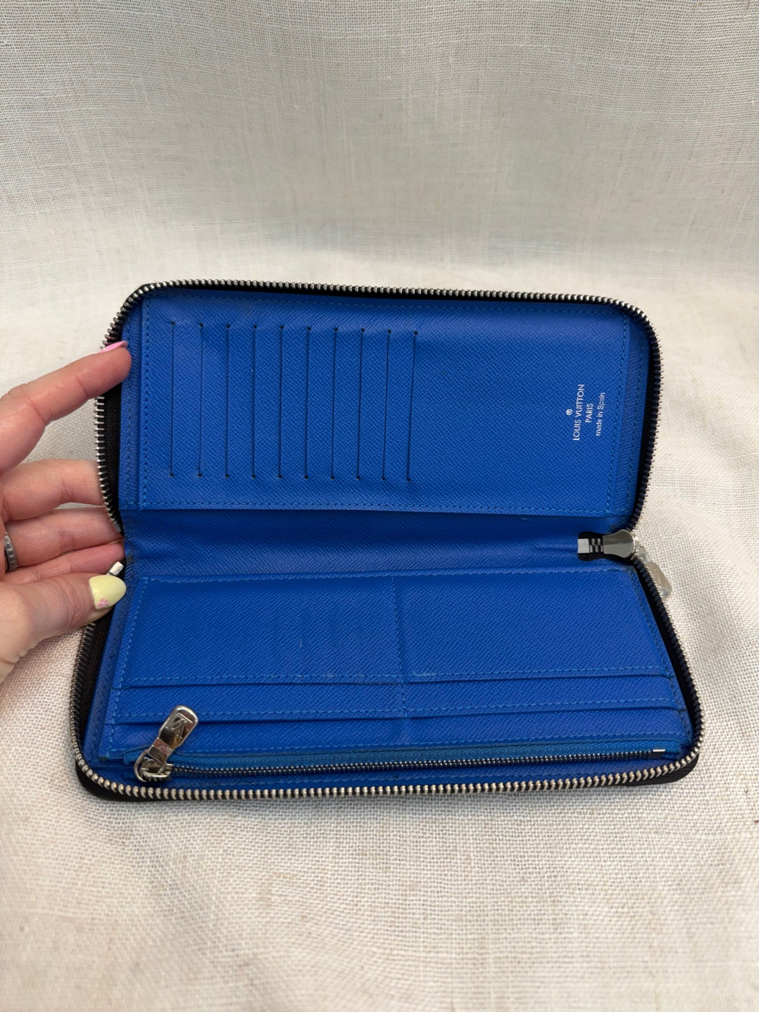 Louis Vuitton Black Leather Taiga Zippy Wallet