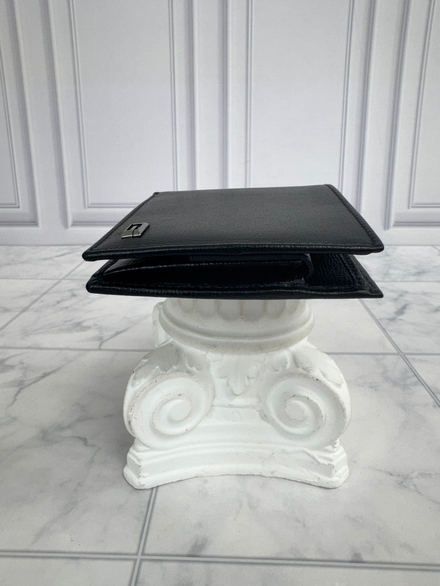LIKE NEW - Gucci Black Grained Leather Bifold Wallet