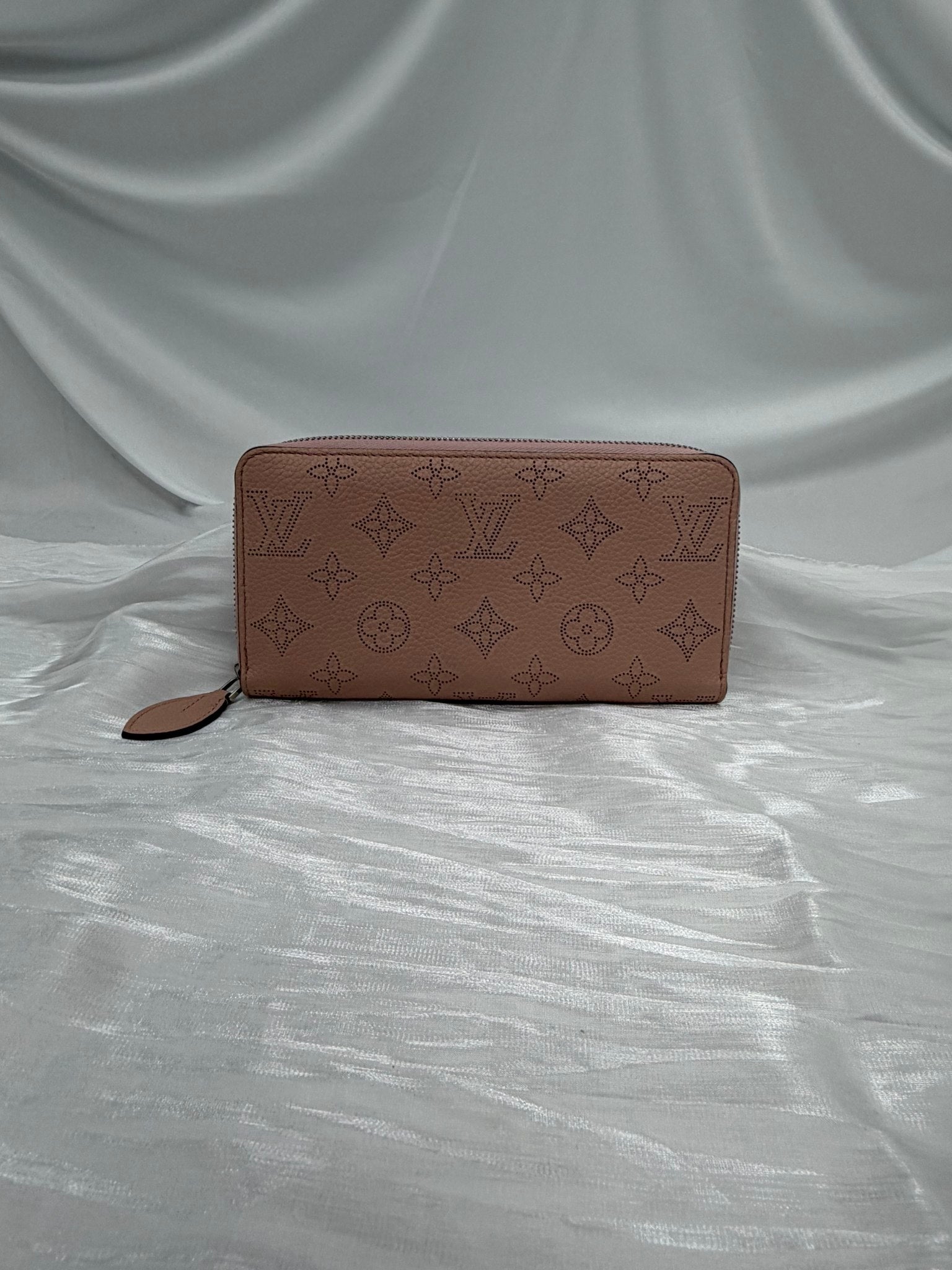  Louis Vuitton Dusty Rose Mahina Leather Zippy Wallet