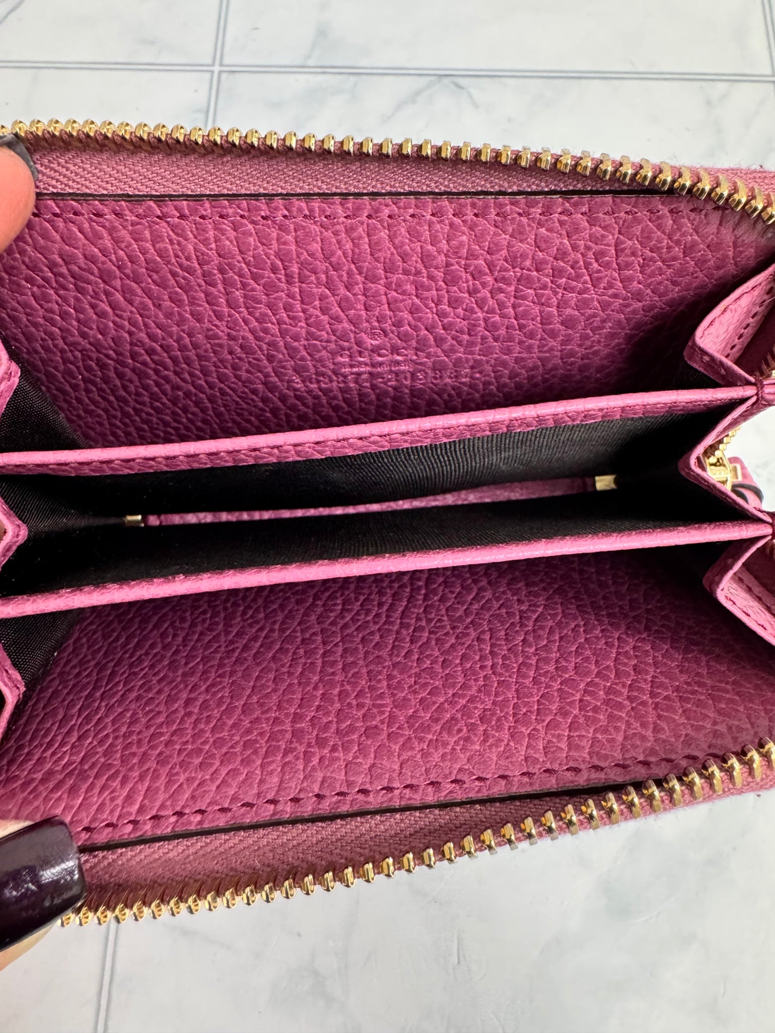 Gucci Fuchsia Grained Leather Swing Compact Zippy Wallet