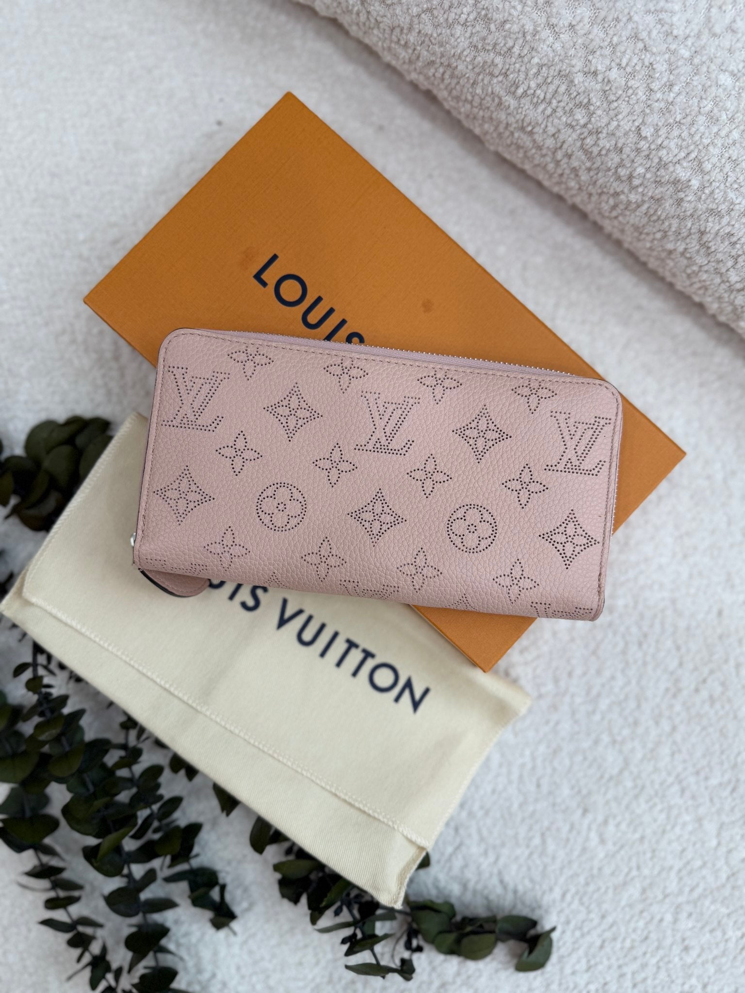  Louis Vuitton Dusty Rose Mahina Leather Zippy Wallet