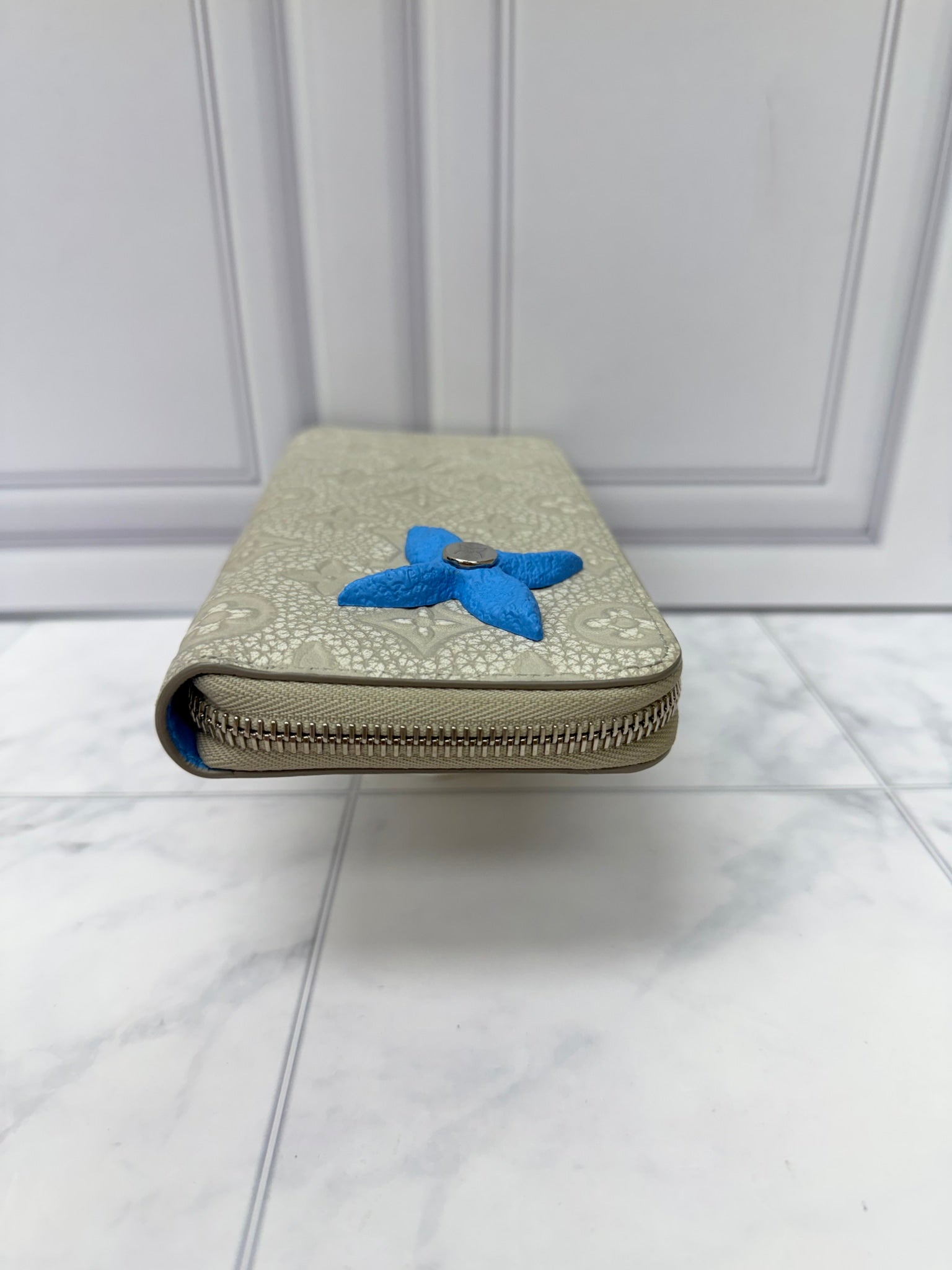 LIKE NEW - Louis Vuitton Monogram Grey Taurillon Leather Climbing Zippy Wallet 