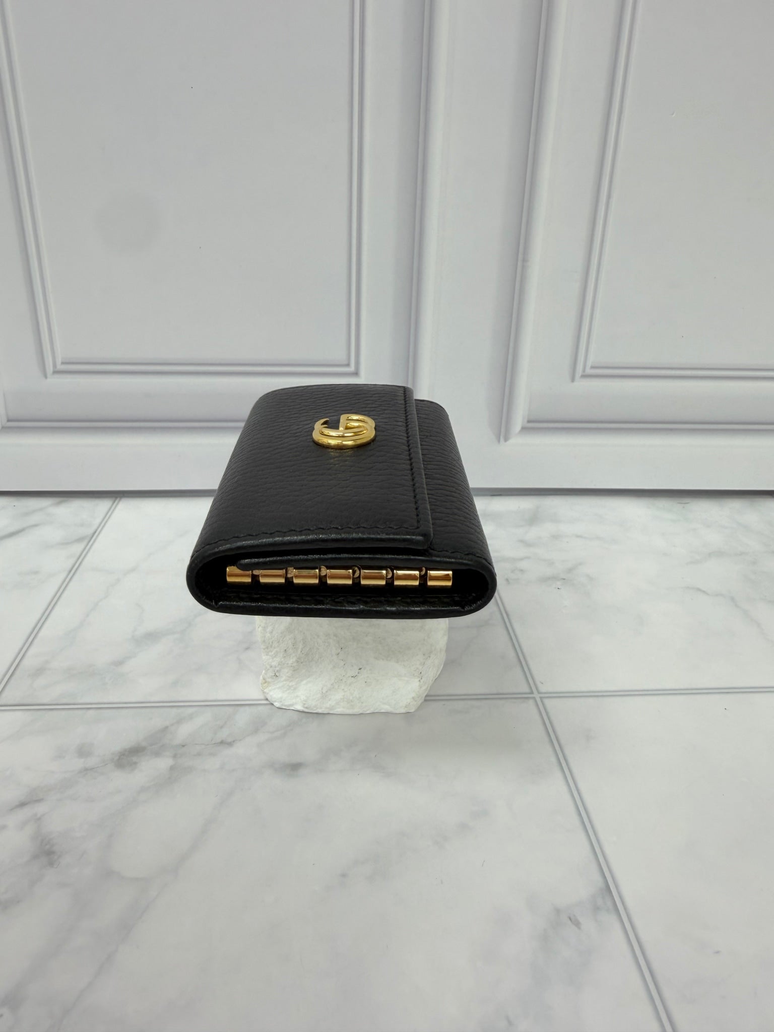 Gucci Black Grained Leather GG Marmont 6 Key Holder 