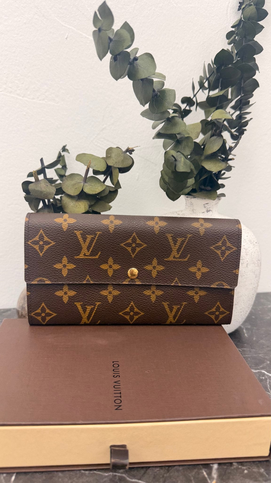 LIKE NEW - Louis Vuitton Monogram Sarah Wallet 