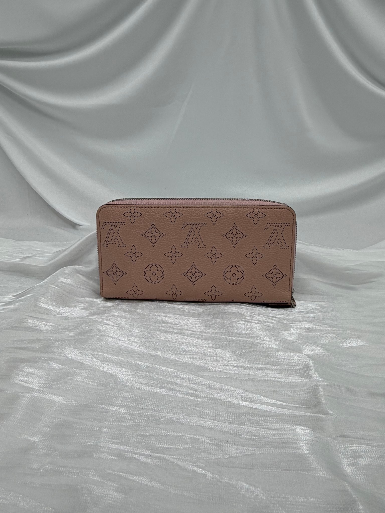  Louis Vuitton Dusty Rose Mahina Leather Zippy Wallet