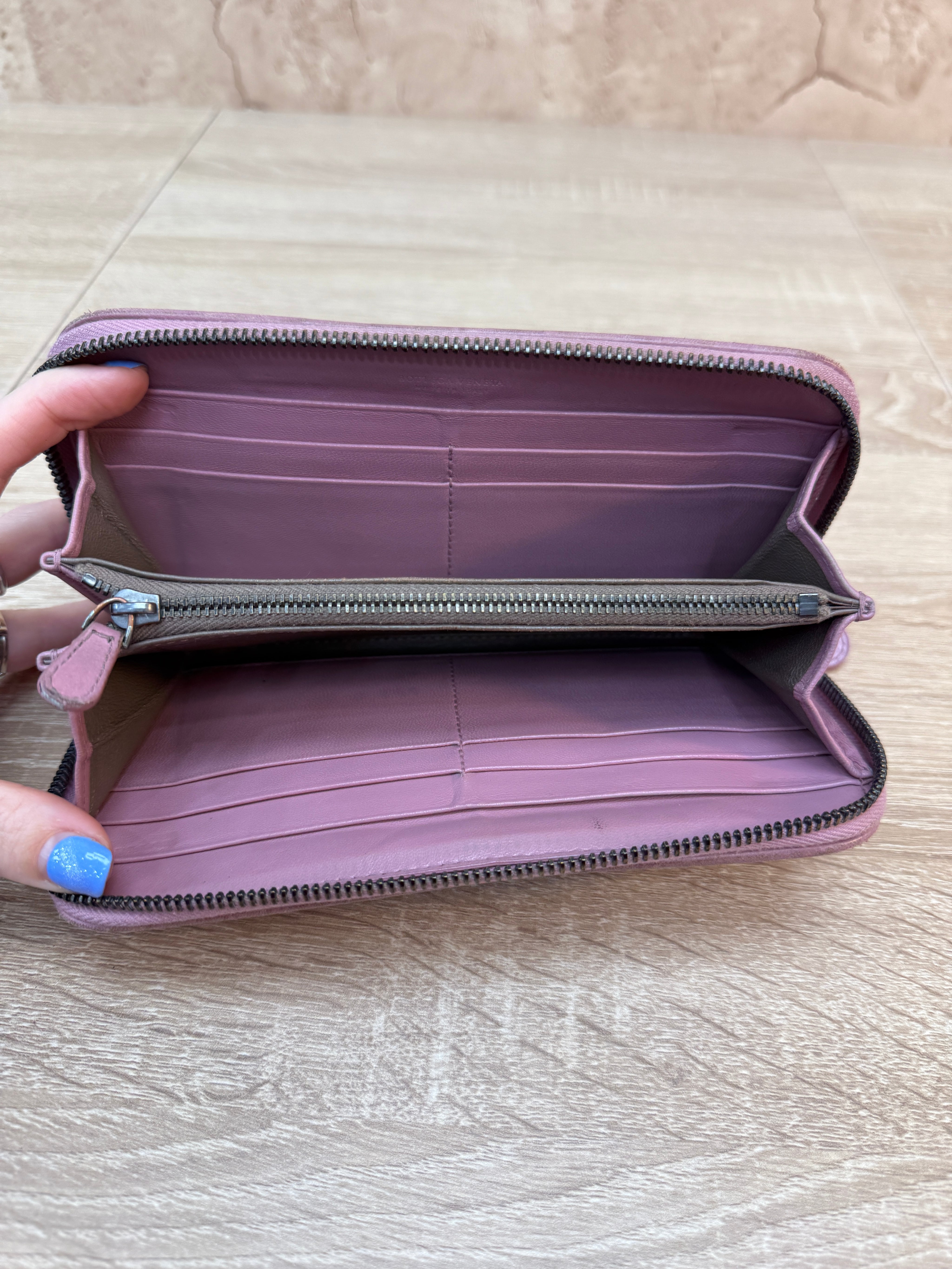 Bottega Veneta Mauve Intrecciato Leather Zippy Wallet