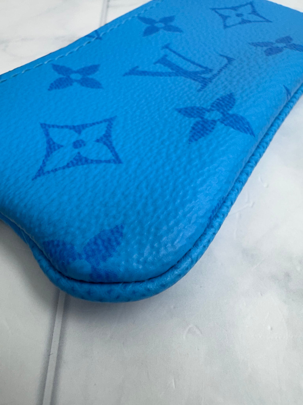 BRAND NEW - Louis Vuitton Blue Lagoon Monogram Taigarama Key Pouch