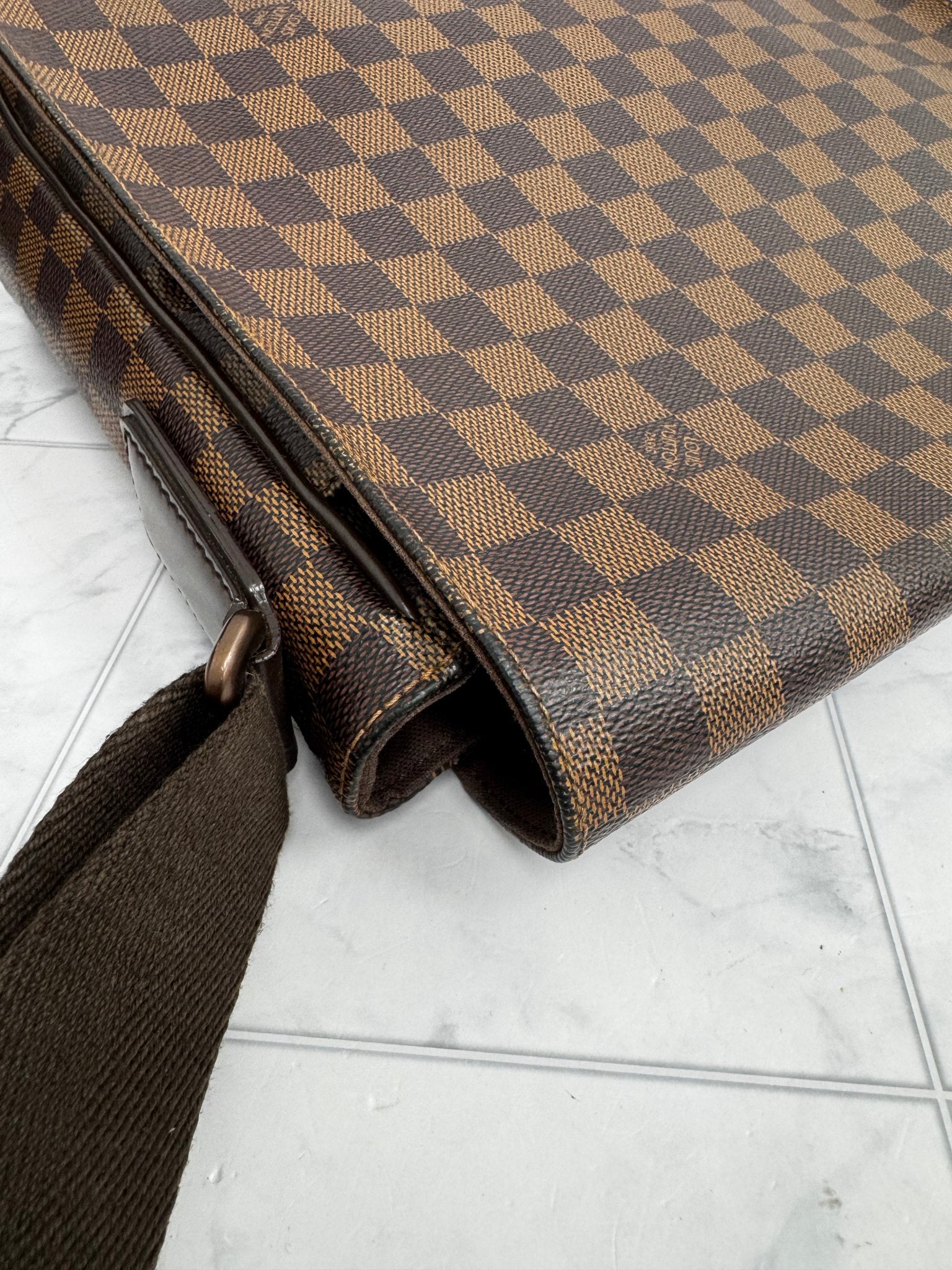 Louis Vuitton Damier Ebene District MM
